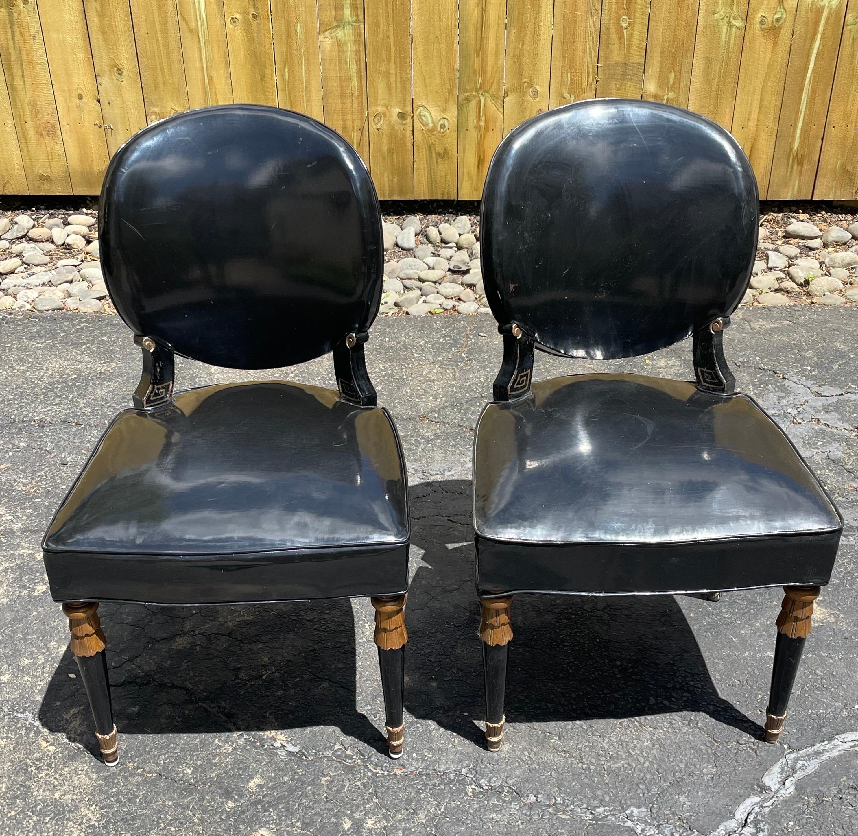 Pareja de sillas laterales de polipiel negra modernas de mediados de siglo, estilo James Mont en venta 5