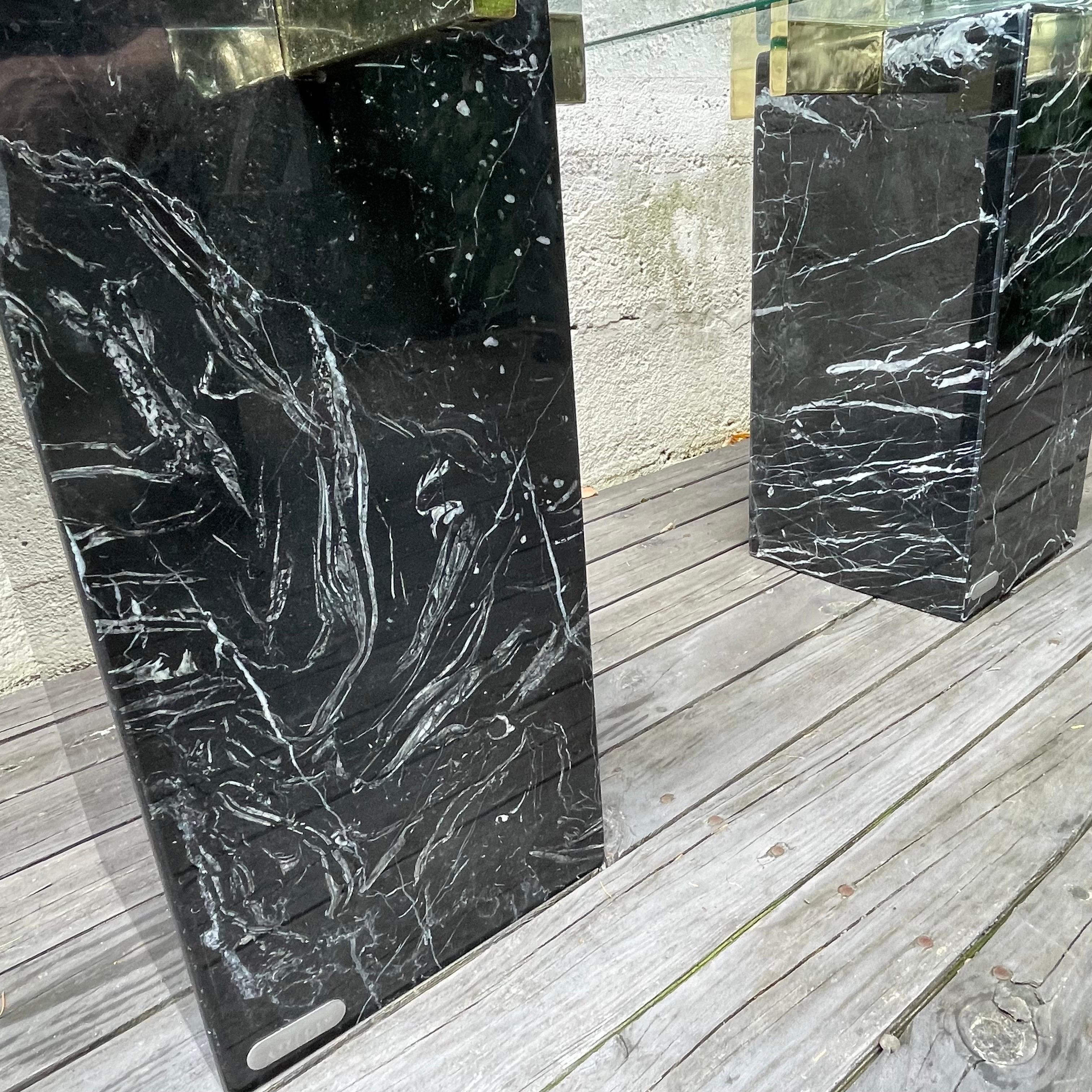 Paire de tables d'appoint modernes du milieu du siècle dernier en marbre noir par Artedi, Italie en vente 2