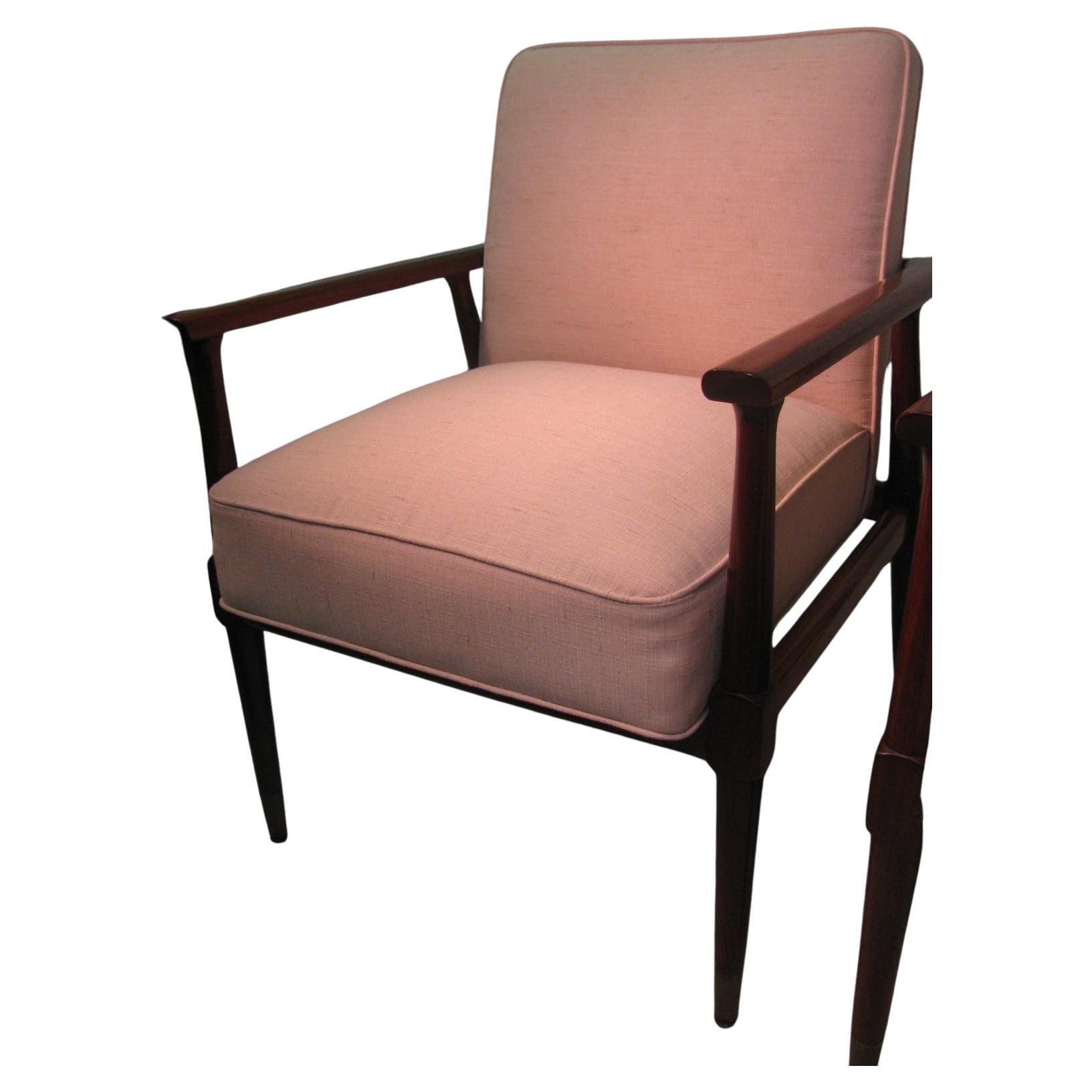 Elégante paire de fauteuils de salon en noyer noir. Entièrement restauré, y compris le bois et toutes les nouvelles garnitures et rembourrages. Grand style avec le noyer noir enveloppant et le tissu contrastant. Belle paire de chaises confortables.