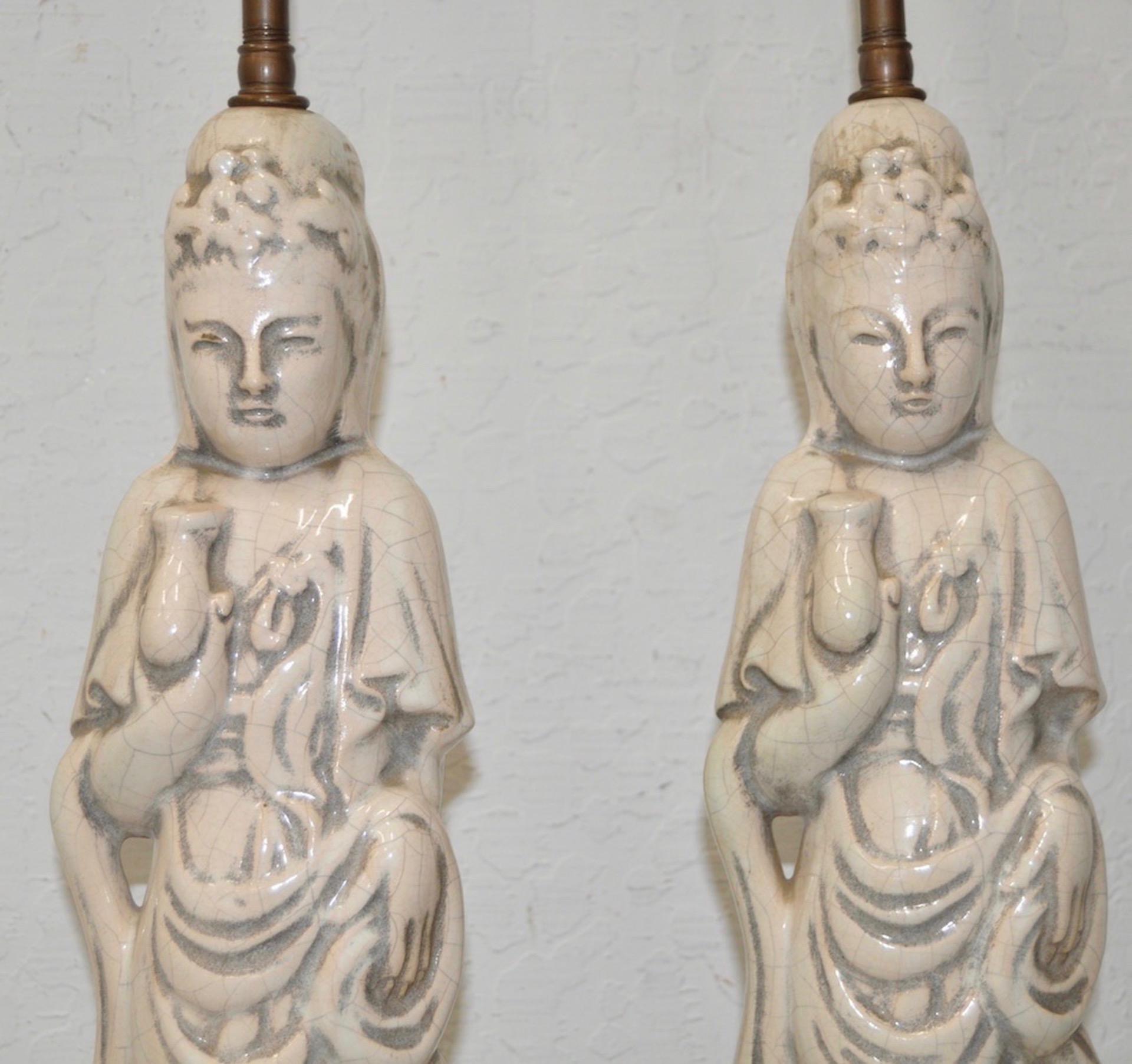 Ein Paar moderne asiatische Tischlampen aus Blanc de Chine mit Craquelé-Glasur aus der Mitte des Jahrhunderts, um 1950

Diese Lampen sind verdrahtet und leuchtbereit. Die Lampenschirme sind nicht enthalten.

Jede Lampe hat zwei Zugfassungen und