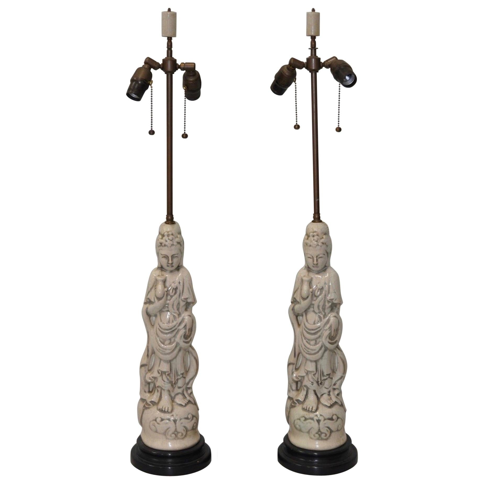 Paire de lampes de table asiatiques Blanc de Chine à glaçage craquelé:: datant du milieu du siècle dernier en vente