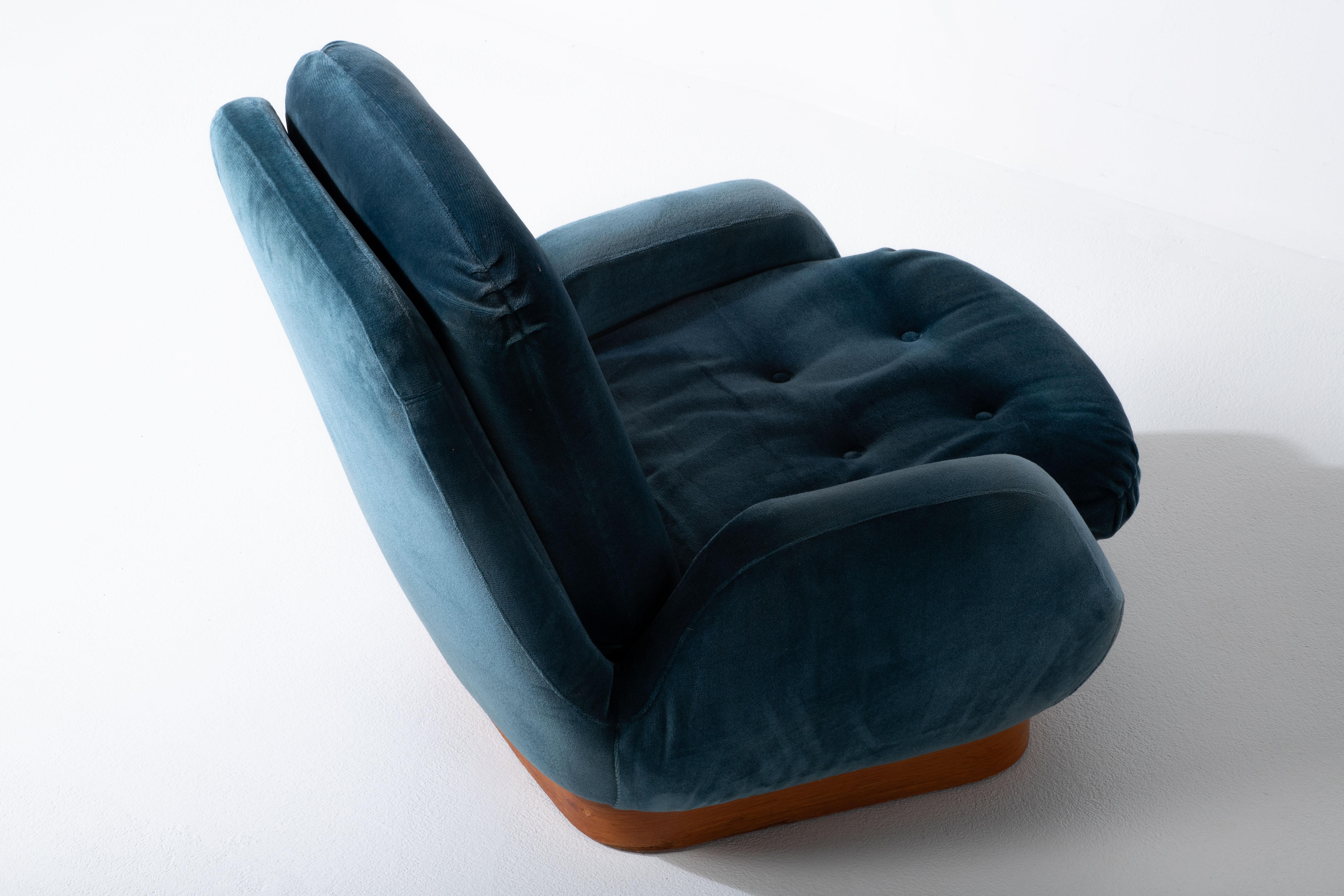 Pair of Mid-Century Modern Blue Velvet Armchairs For Sale 6