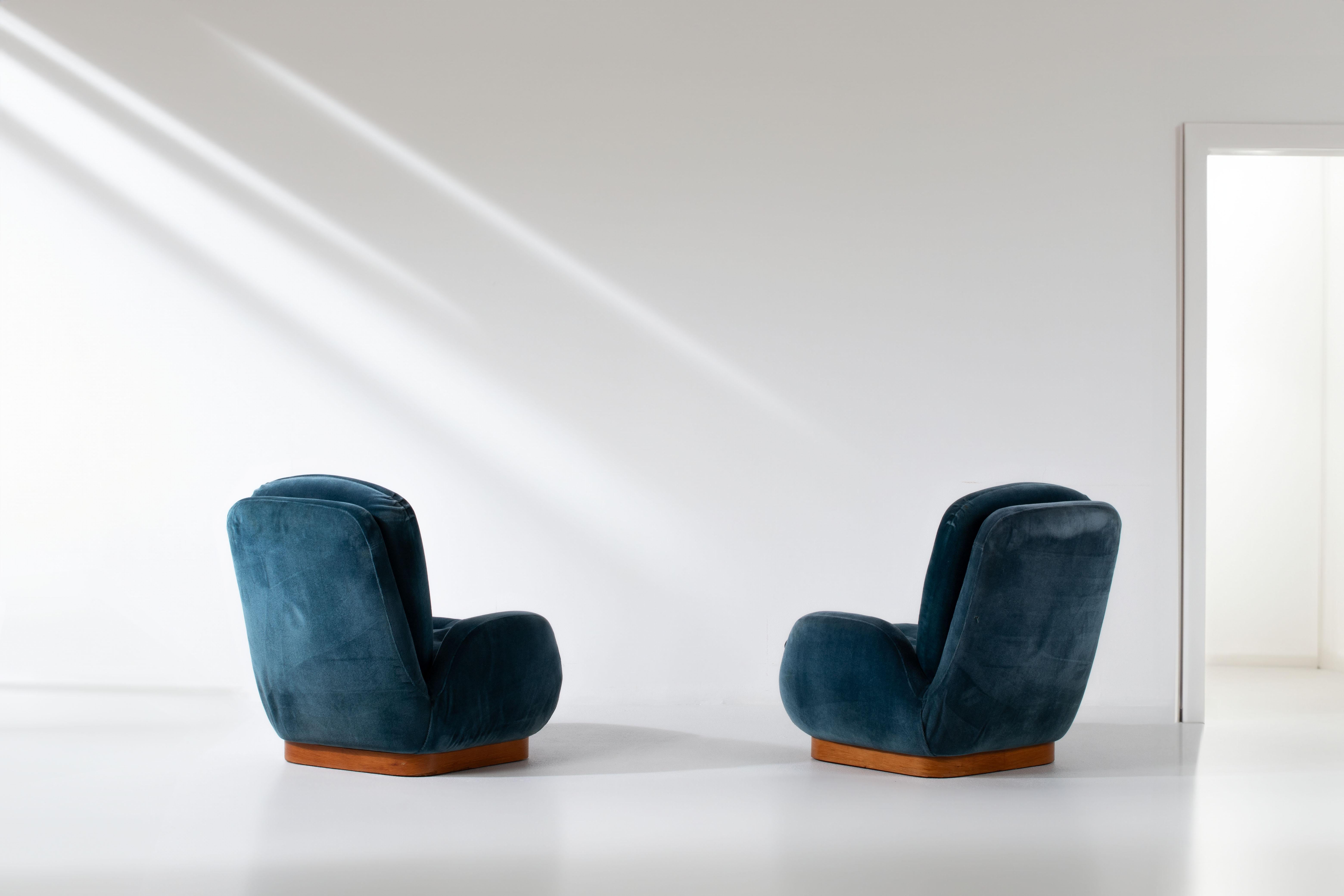 Pair of Mid-Century Modern Blue Velvet Armchairs For Sale 7
