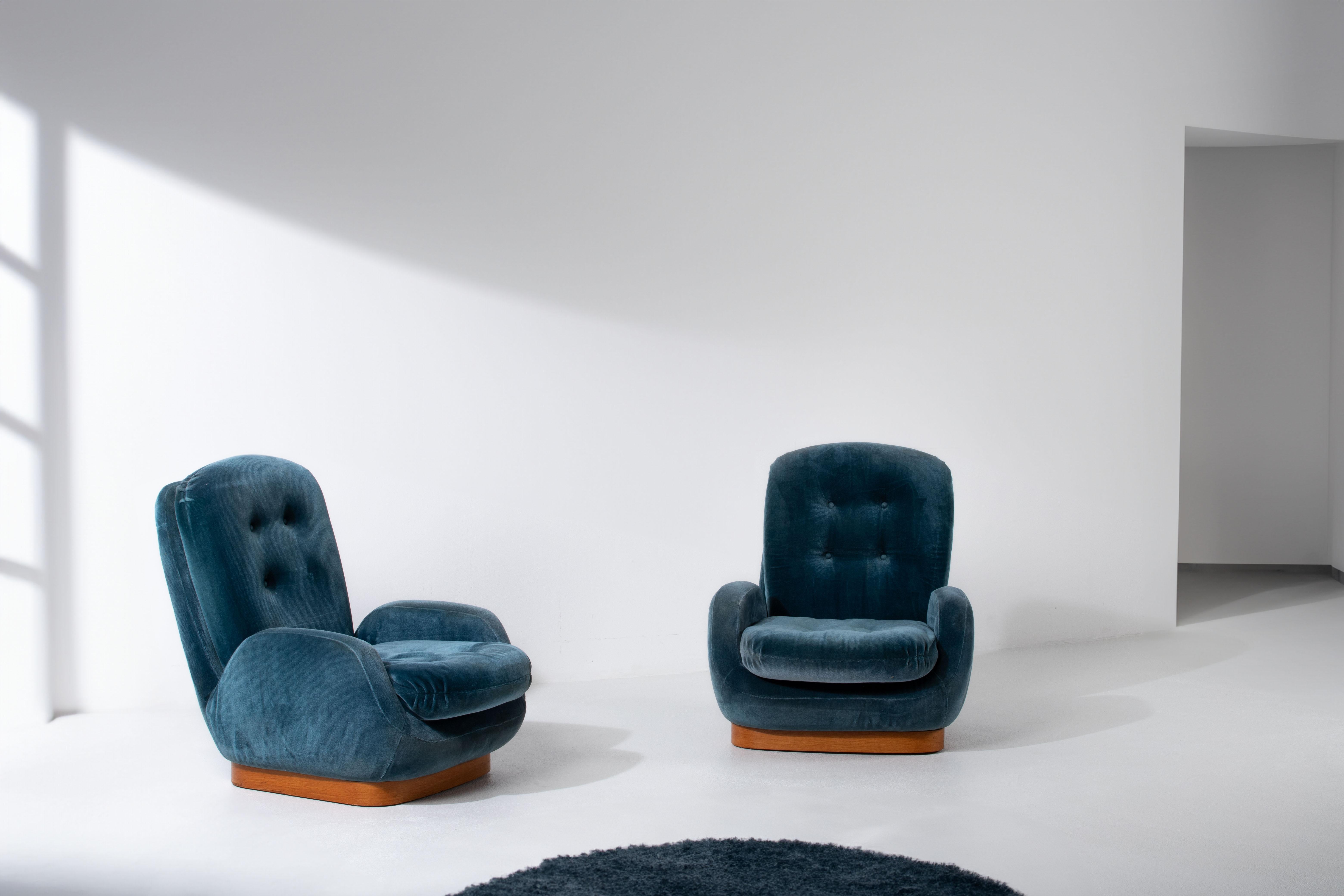 Pair of Mid-Century Modern Blue Velvet Armchairs For Sale 8