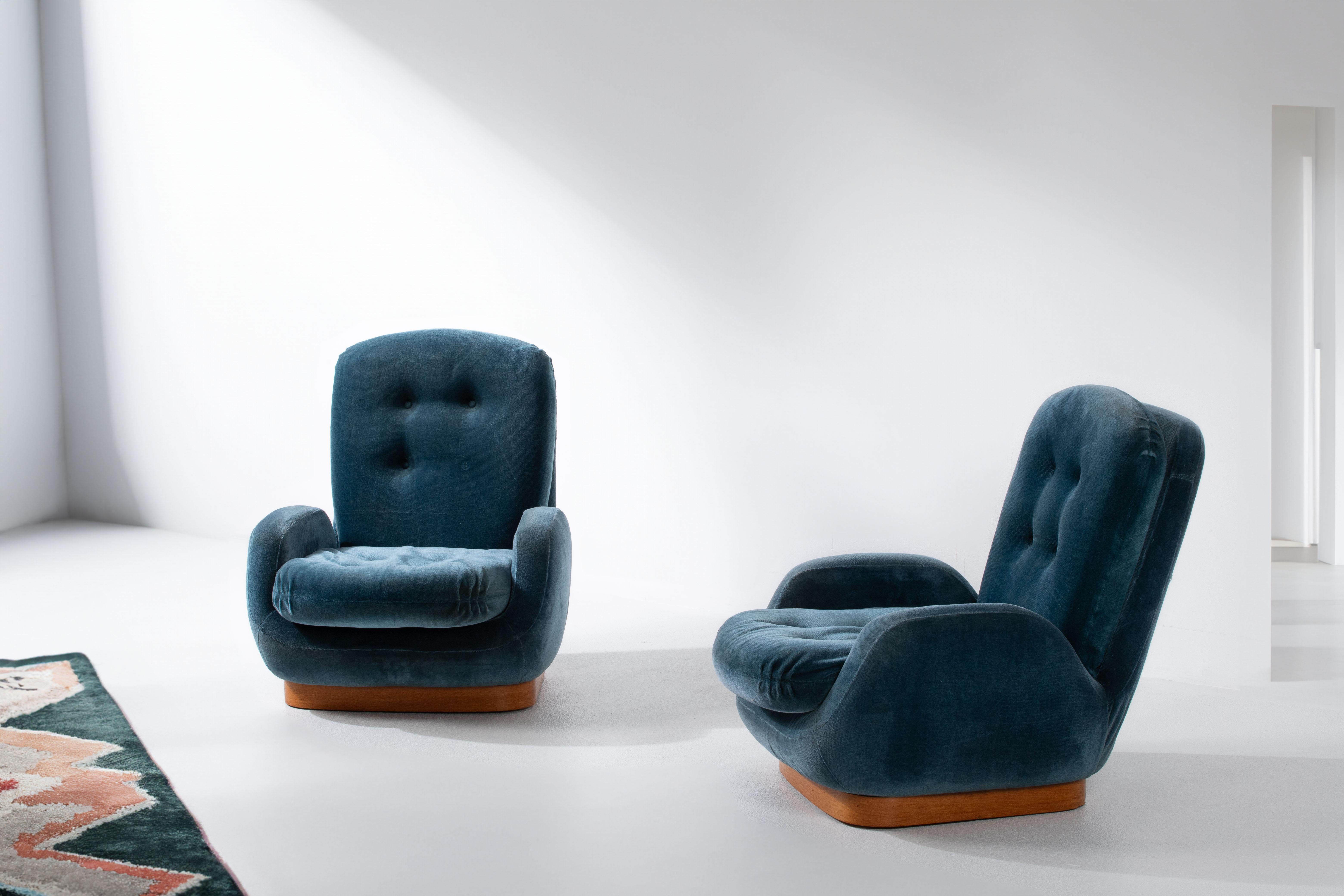 Pair of Mid-Century Modern Blue Velvet Armchairs For Sale 9