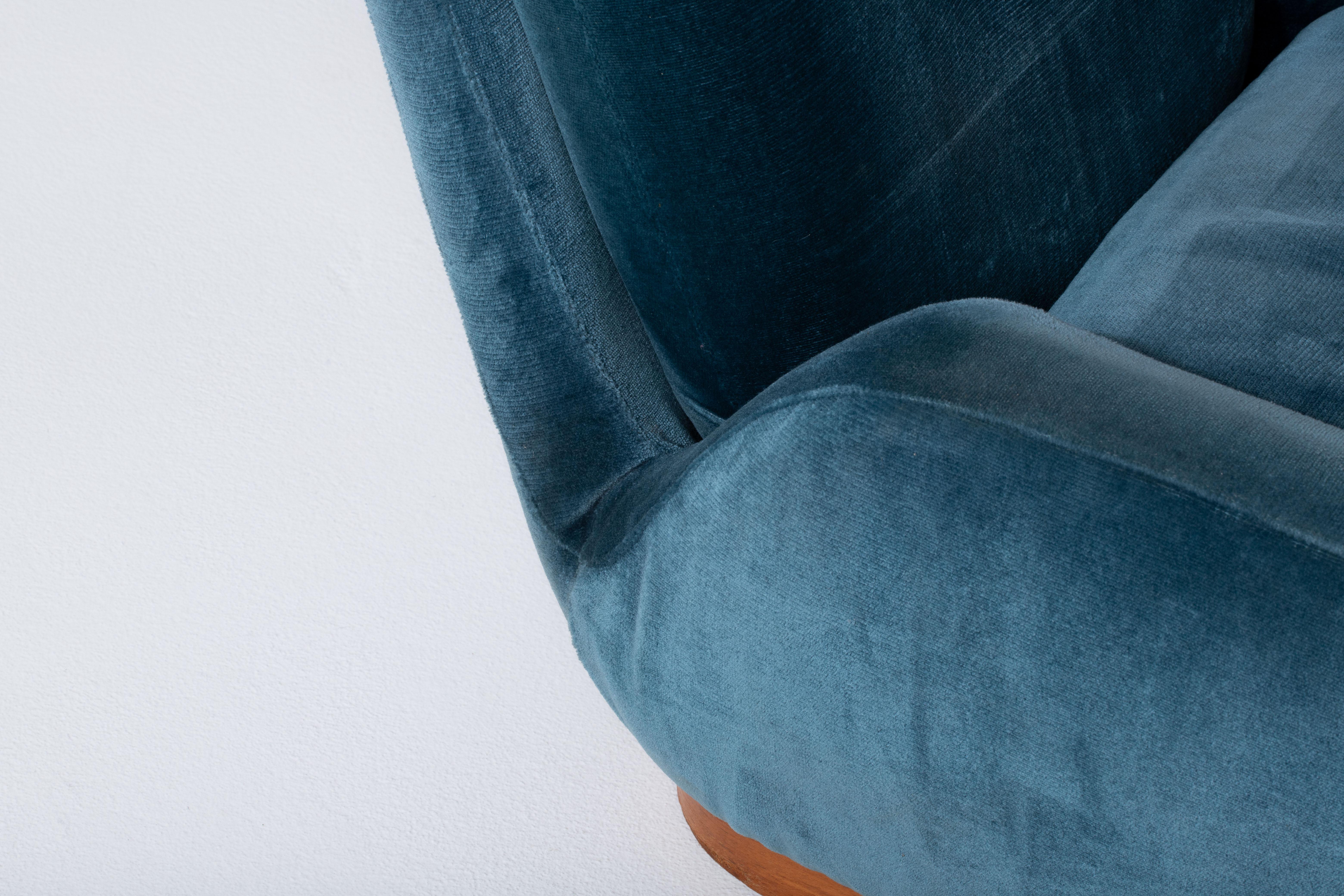 Pair of Mid-Century Modern Blue Velvet Armchairs For Sale 15