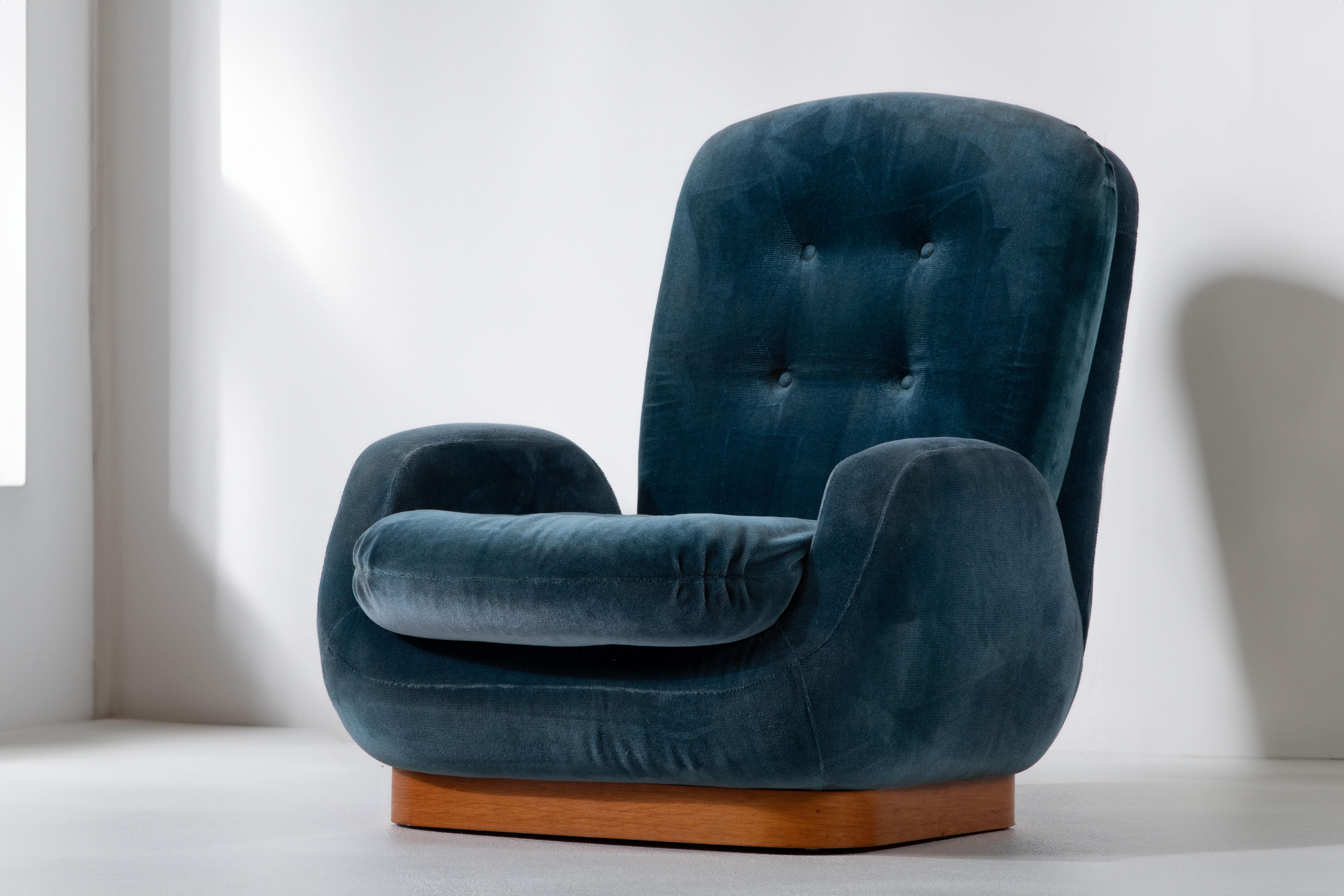 Pair of Mid-Century Modern Blue Velvet Armchairs In Good Condition For Sale In Kaštel Sućurac, Splitsko-dalmatinska županija