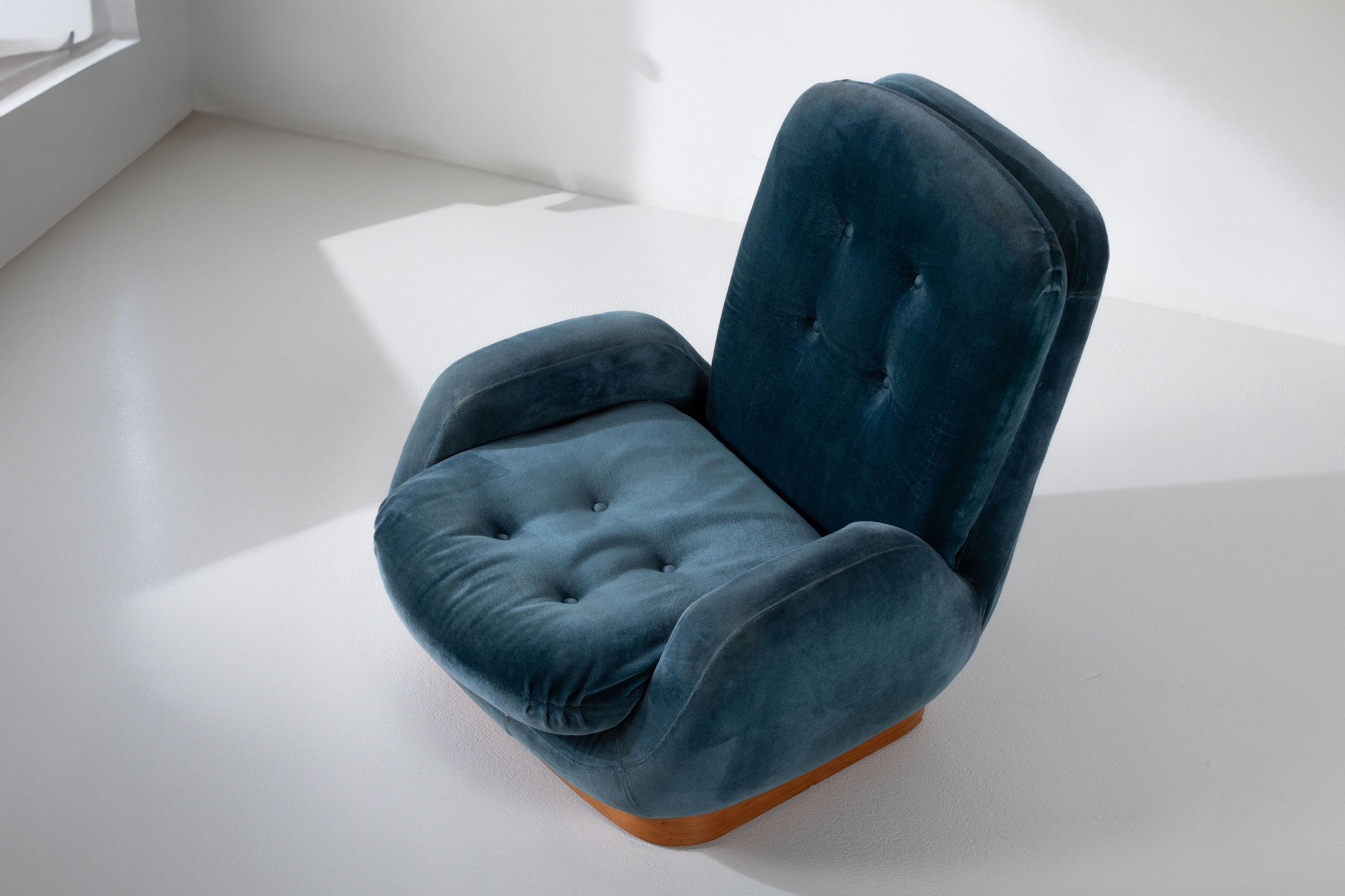 Pair of Mid-Century Modern Blue Velvet Armchairs For Sale 1