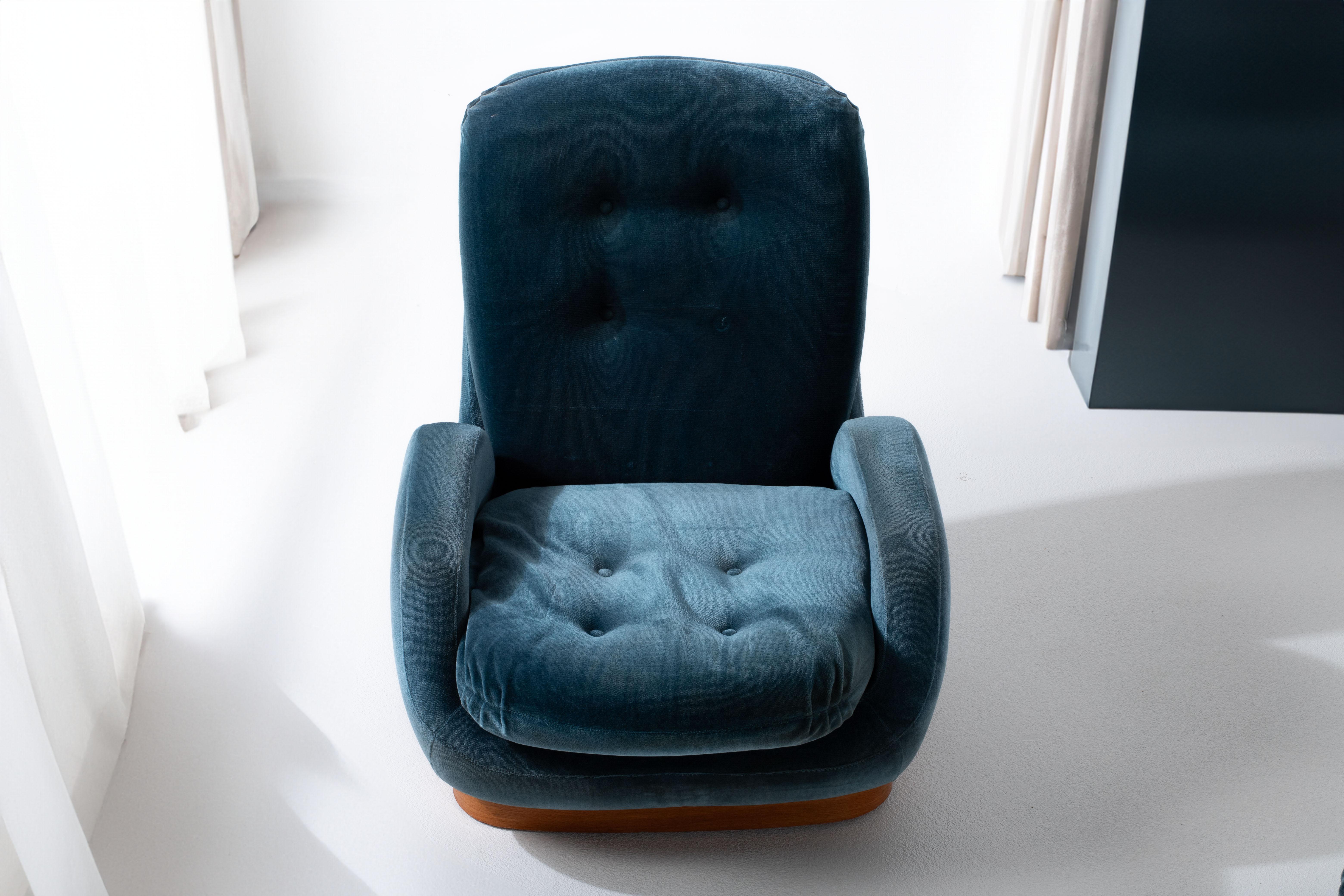 Pair of Mid-Century Modern Blue Velvet Armchairs For Sale 2