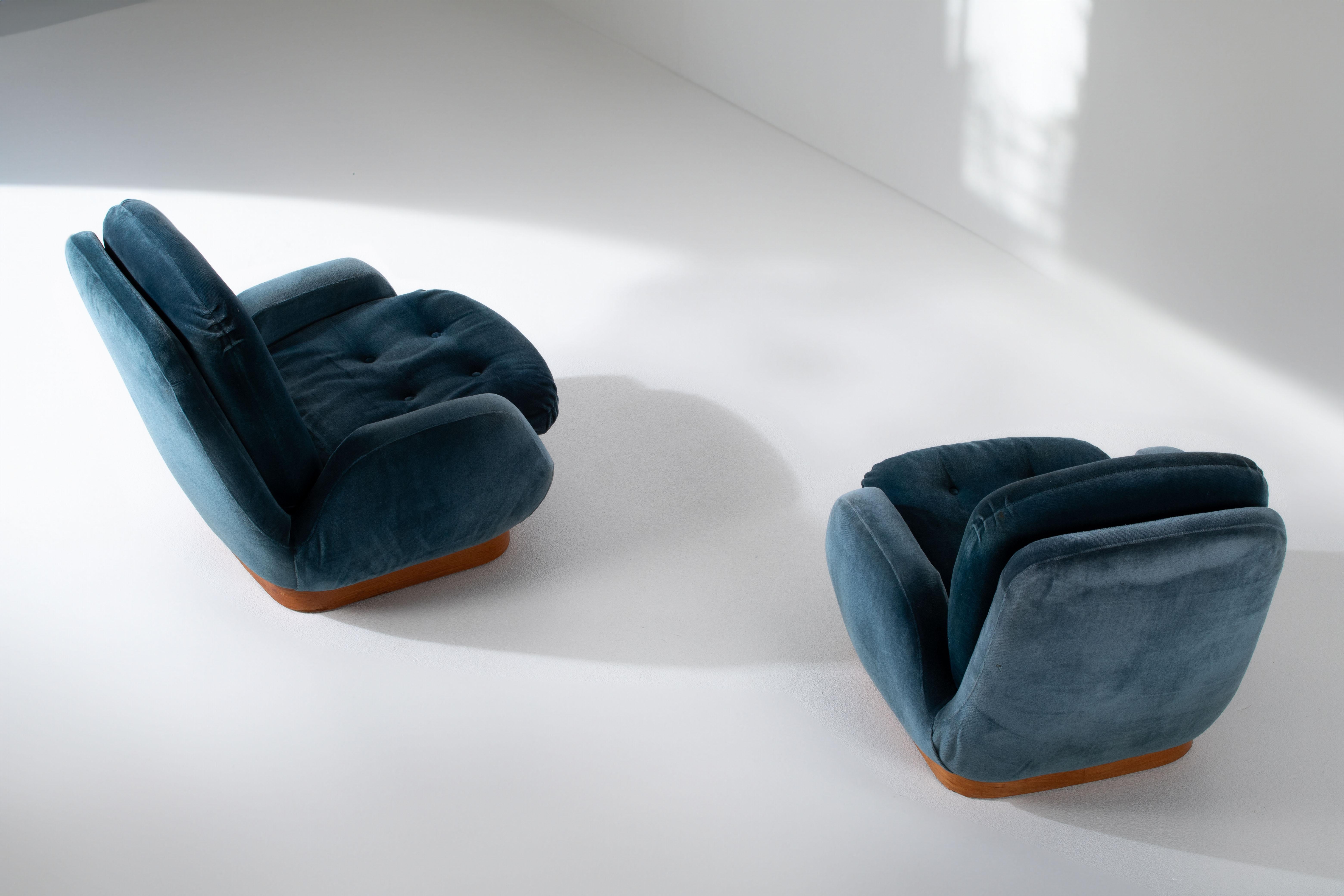 Pair of Mid-Century Modern Blue Velvet Armchairs For Sale 4