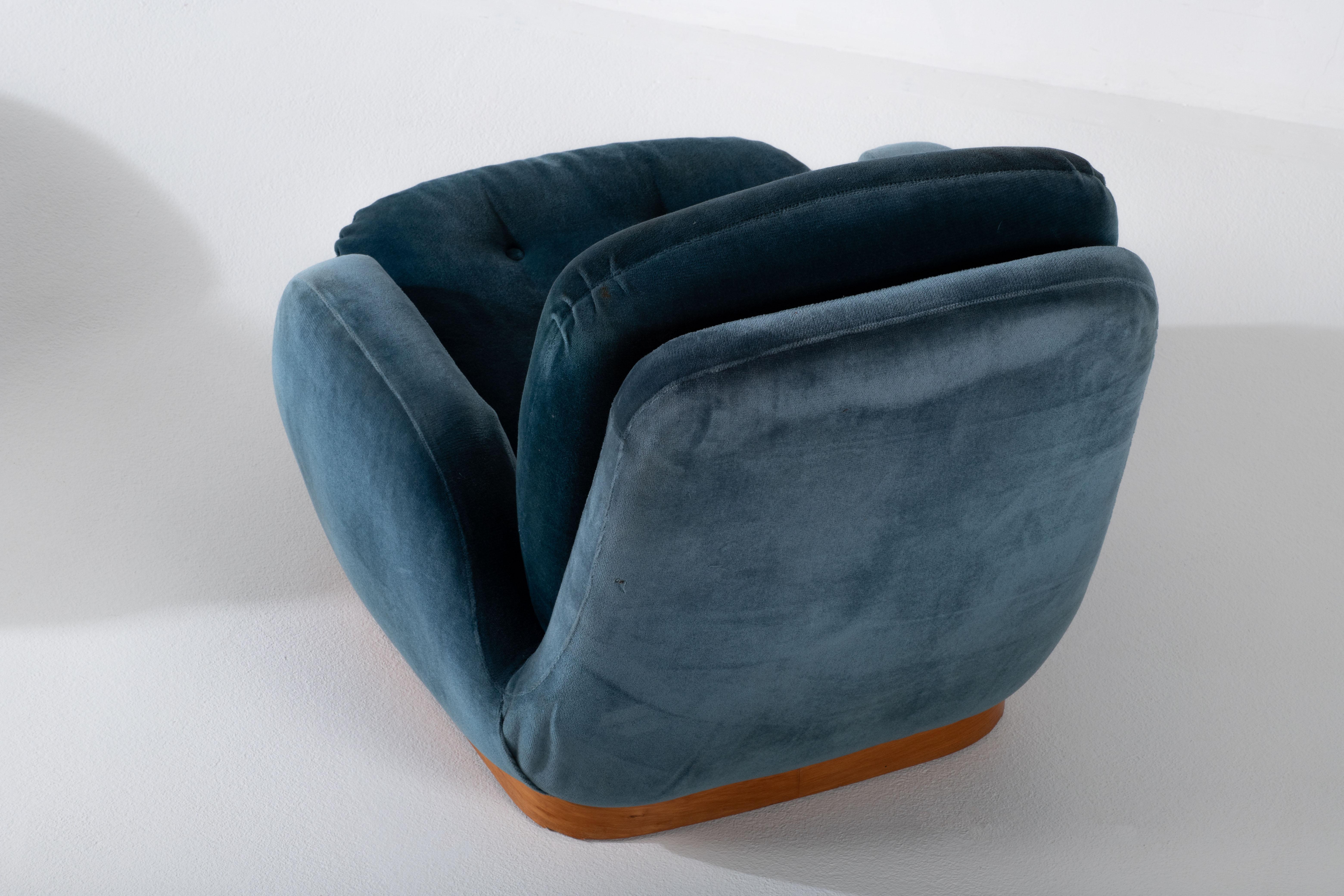 Pair of Mid-Century Modern Blue Velvet Armchairs For Sale 5