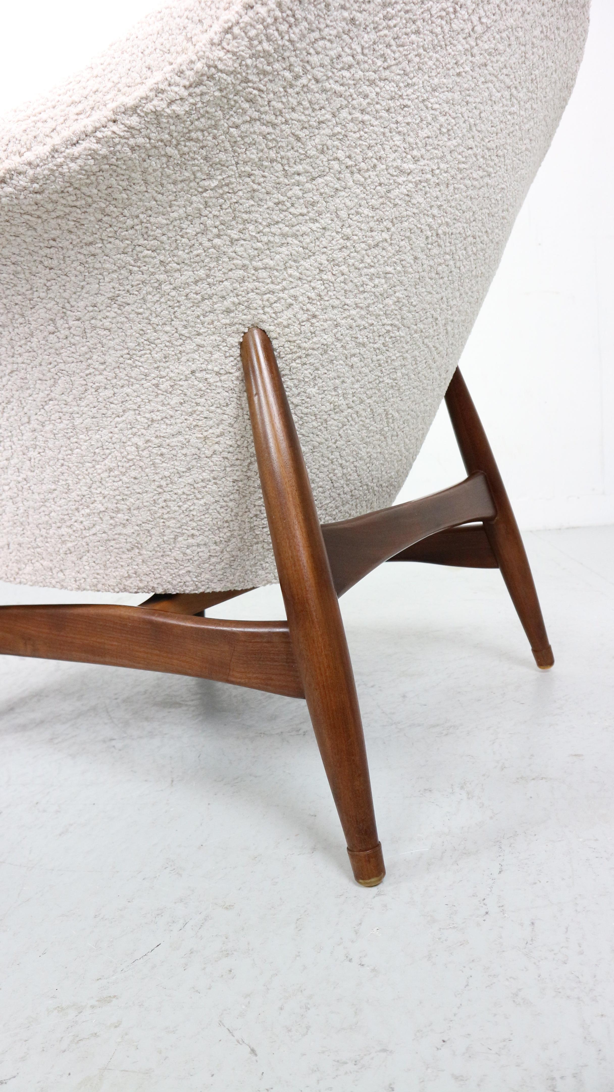Ein Paar moderne Sessel aus Boucle-Stoff aus der Mitte des Jahrhunderts von Julia Gaubek –  1950's im Angebot 3