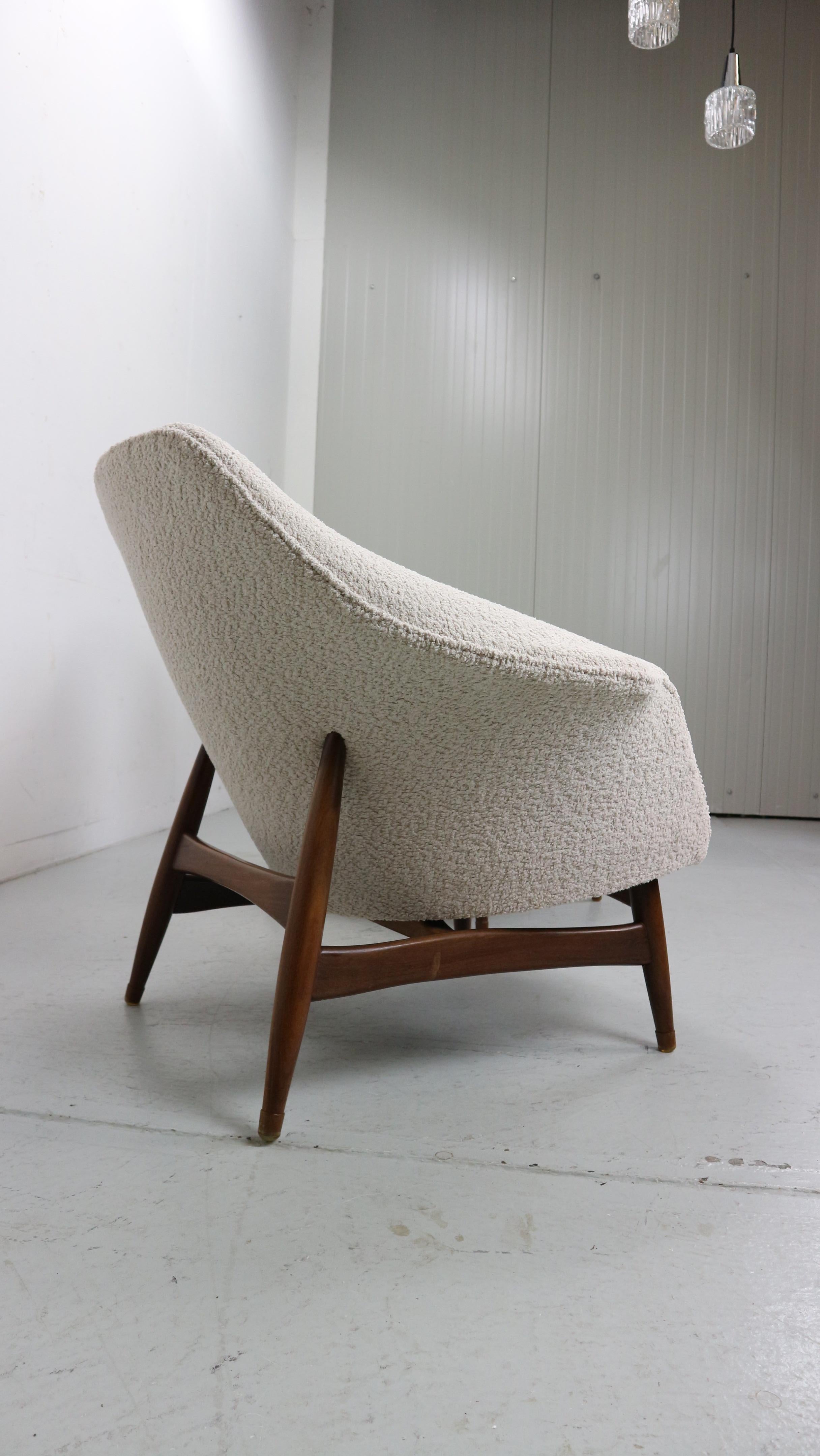 20th Century Pair of Mid-Century Modern Boucle Fabric Armchairs by Julia Gaubek -  1950's For Sale