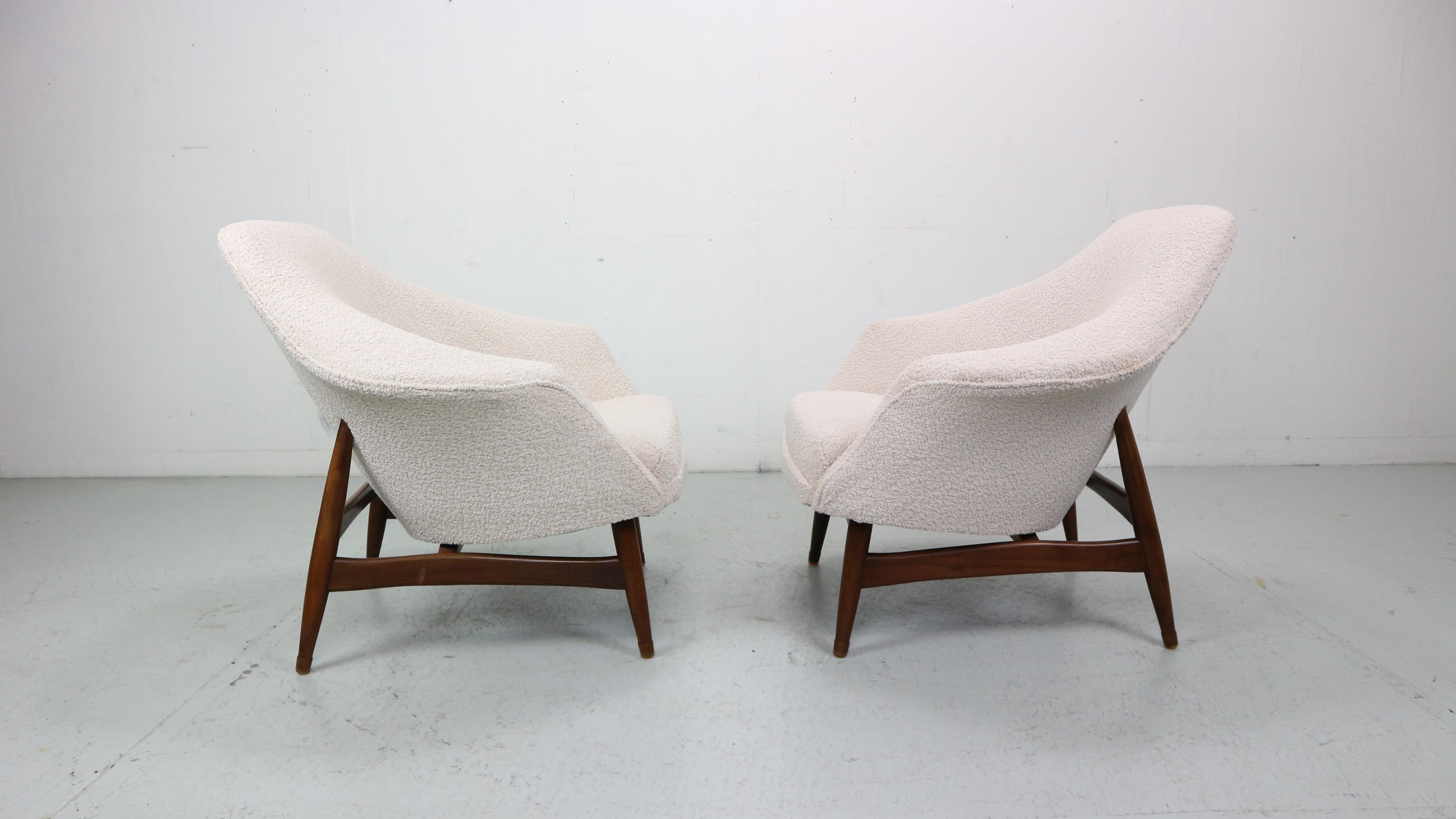 Pair of Mid-Century Modern Boucle Fabric Armchairs by Julia Gaubek -  1950's For Sale 3