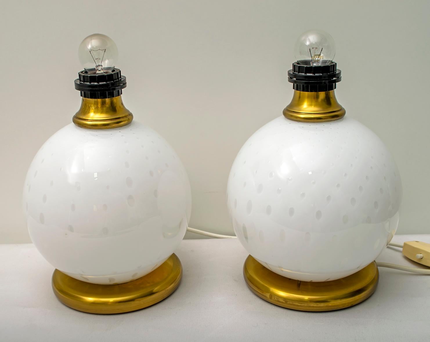 Dieses Lampenpaar wurde von Maestri Muranesi in der Technik des geblasenen Glases mit Luftblasen hergestellt, die beiden Stützen sind aus Messing, es gibt keine Lampenschirme (wie auf dem Foto). Italien, 1970er Jahre.
