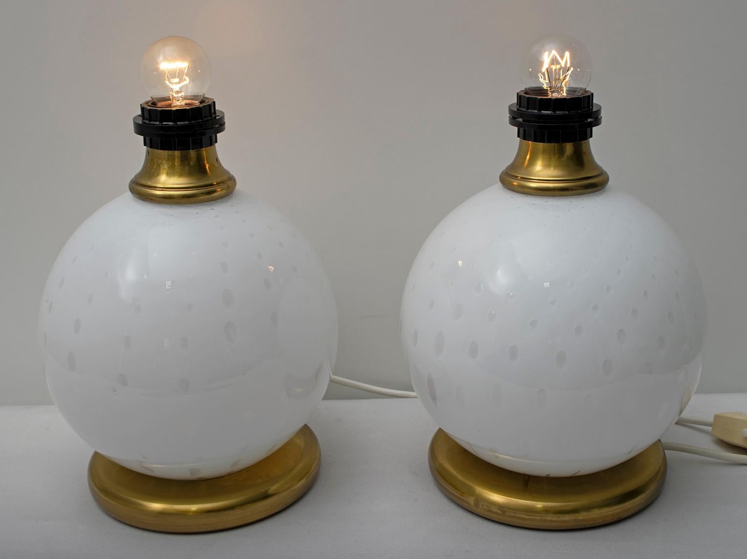 Italian Pair of Mid-Century Modern Brass and Blown Murano Glass Table Lamps, 1970s For Sale