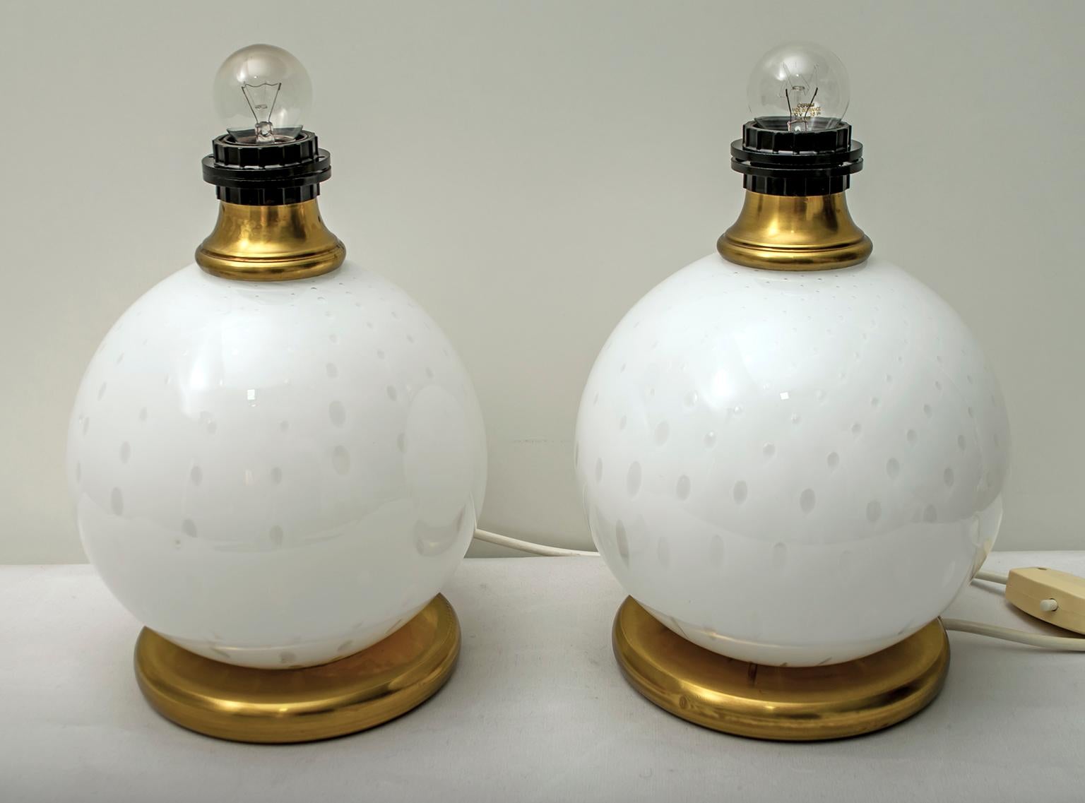 Moderne Tischlampen aus Messing und geblasenem Muranoglas aus der Mitte des Jahrhunderts, 1970er Jahre, Paar (Italienisch) im Angebot