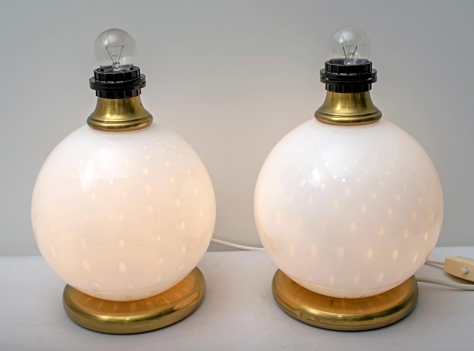 Late 20th Century Pair of Mid-Century Modern Brass and Blown Murano Glass Table Lamps, 1970s For Sale
