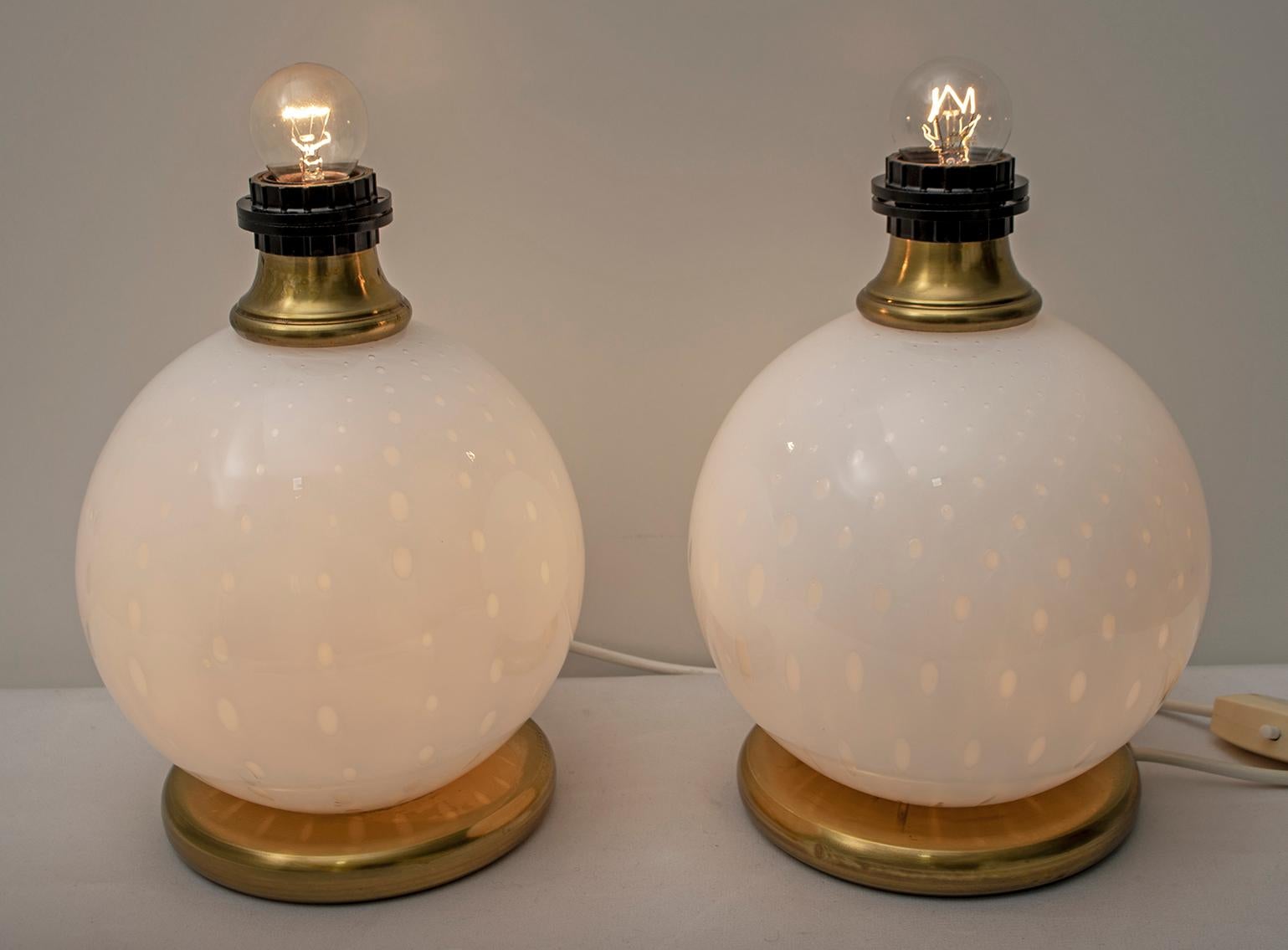 Pair of Mid-Century Modern Brass and Blown Murano Glass Table Lamps, 1970s For Sale 1