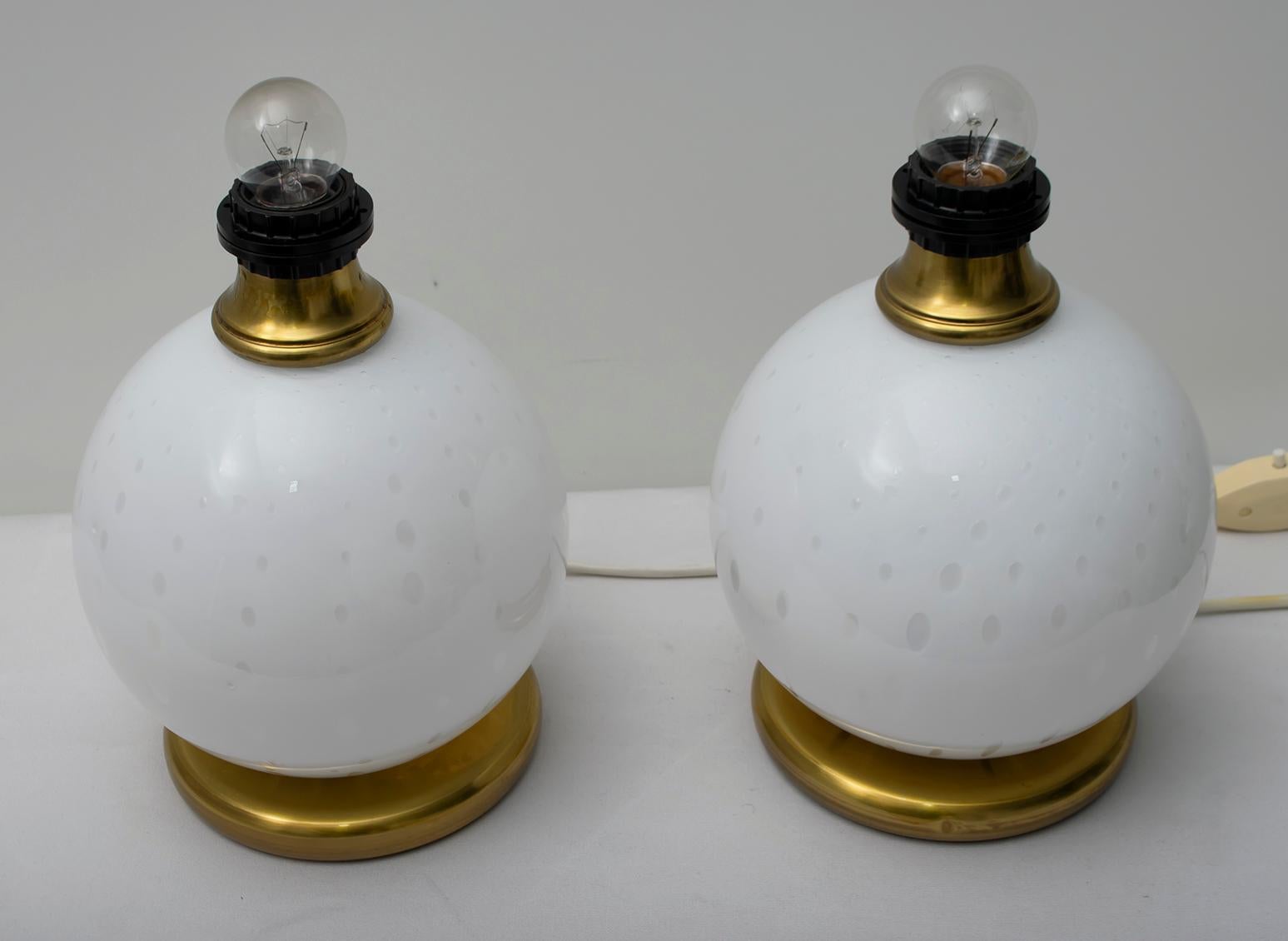 Moderne Tischlampen aus Messing und geblasenem Muranoglas aus der Mitte des Jahrhunderts, 1970er Jahre, Paar im Angebot 1