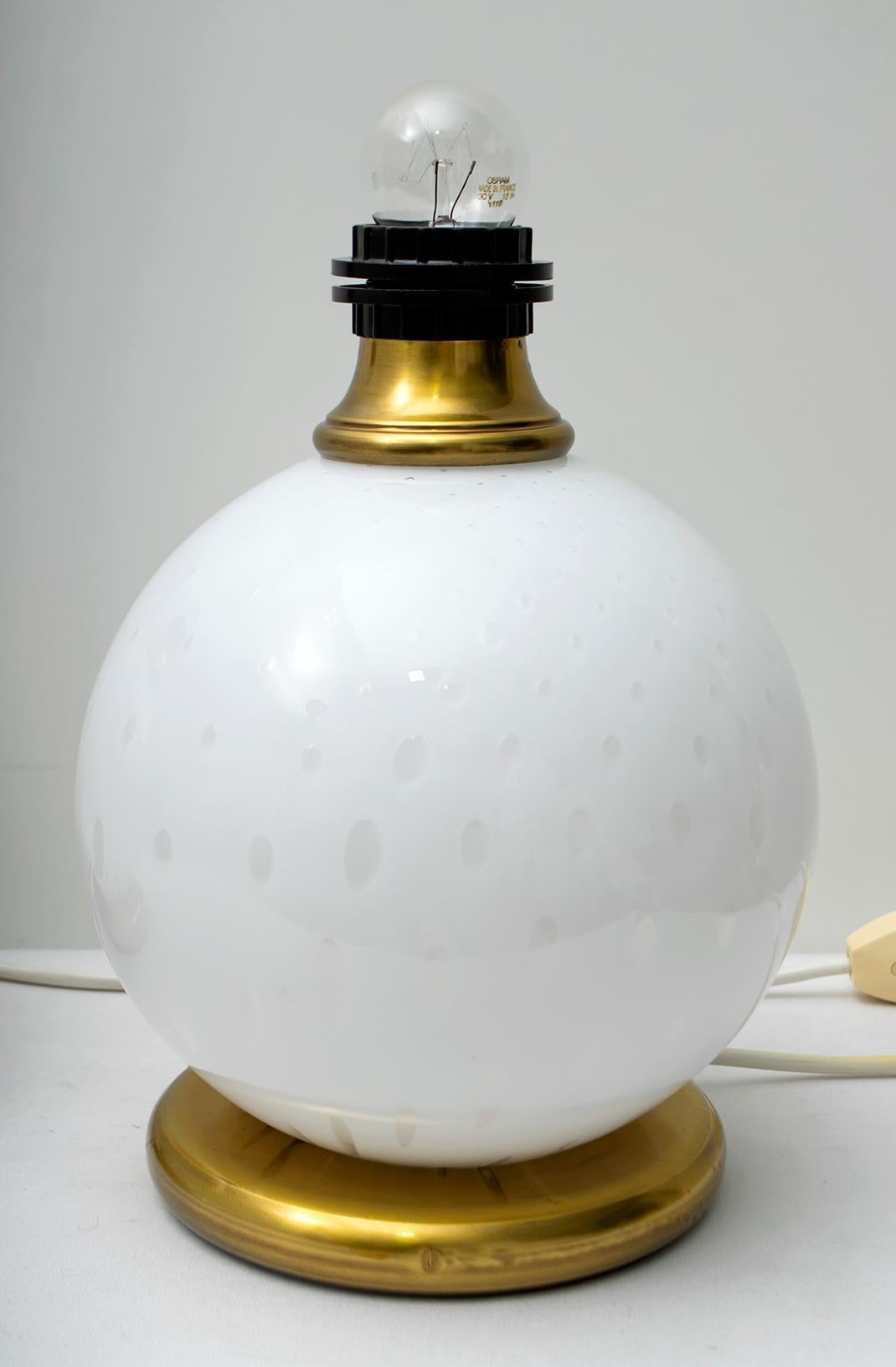 Moderne Tischlampen aus Messing und geblasenem Muranoglas aus der Mitte des Jahrhunderts, 1970er Jahre, Paar im Angebot 3