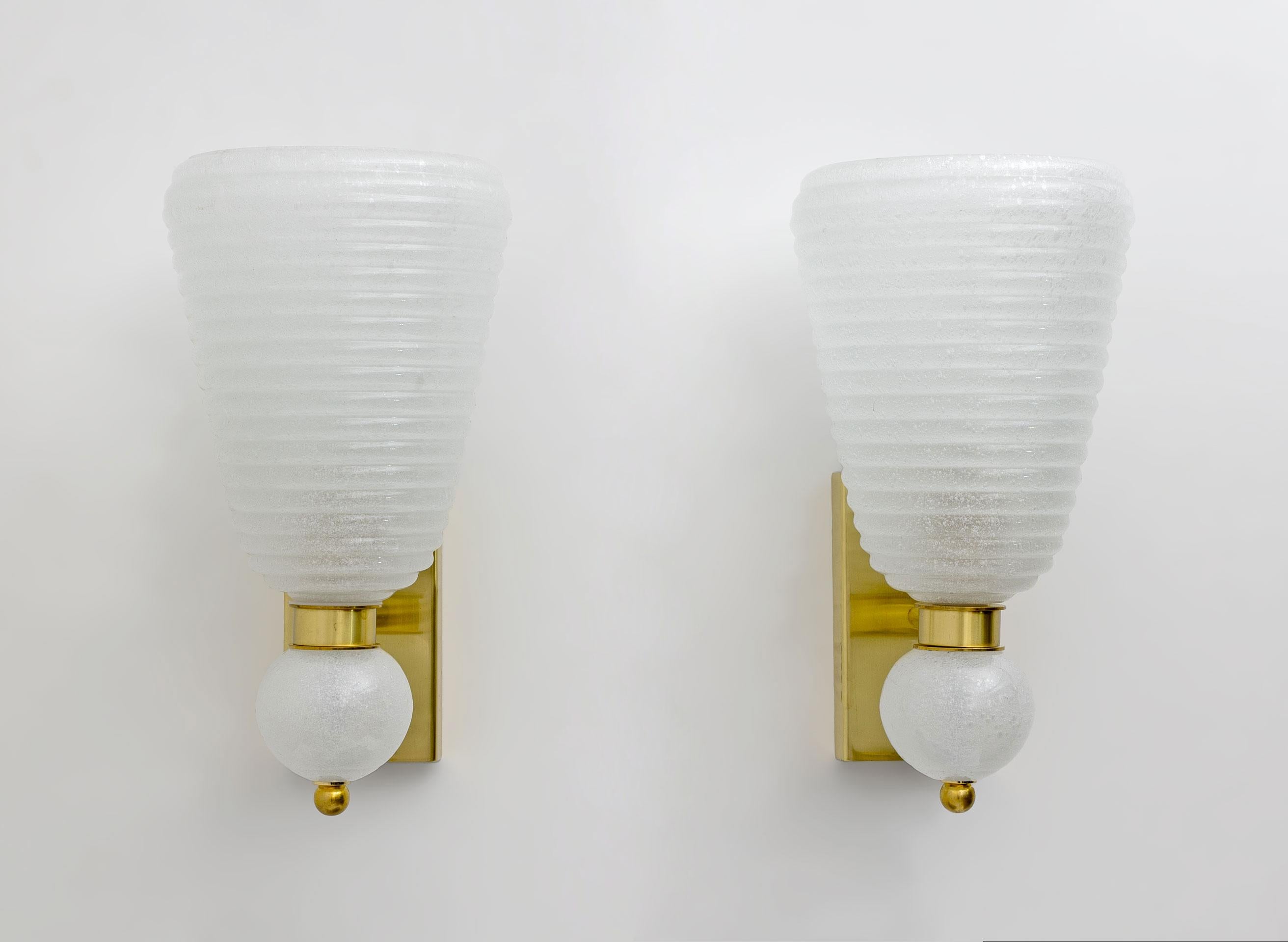 Wunderschönes Set aus zwei beeindruckenden Wandlampen aus Messing mit Messingfuß und weißen mundgeblasenen Murano-Gläsern 
