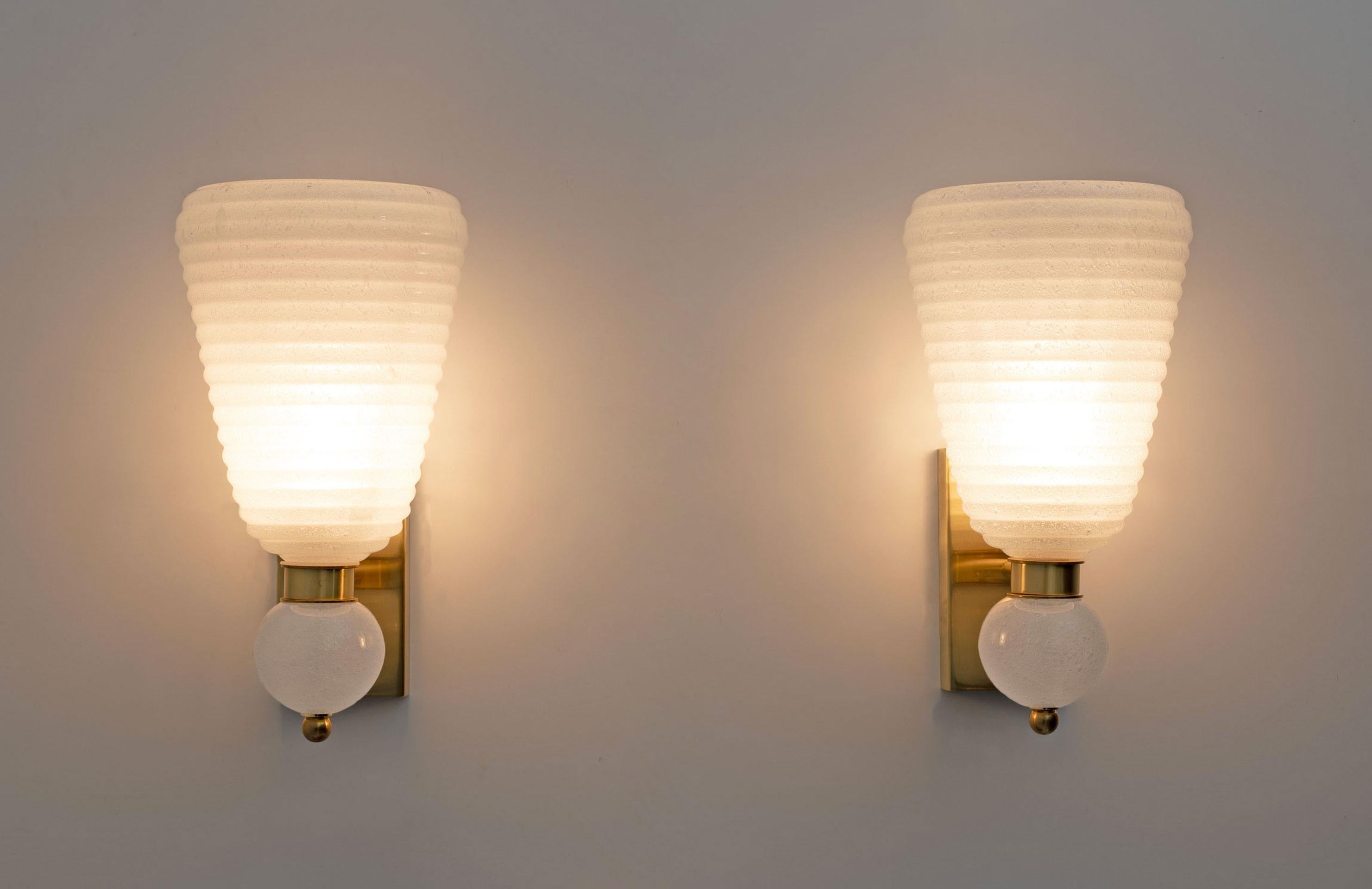 Italiano Coppia di lampade in ottone e vetro di Murano della metà del secolo scorso in vendita