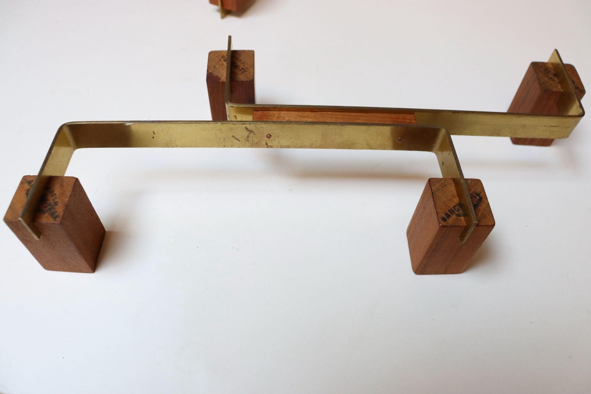Coppia di portacandele in ottone e teak di Lindholm, Finlandia, della metà del secolo scorso in vendita 1