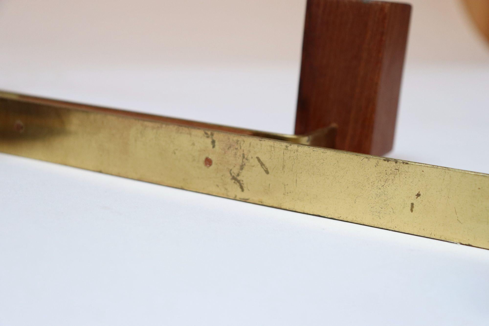 Coppia di portacandele in ottone e teak di Lindholm, Finlandia, della metà del secolo scorso in vendita 4
