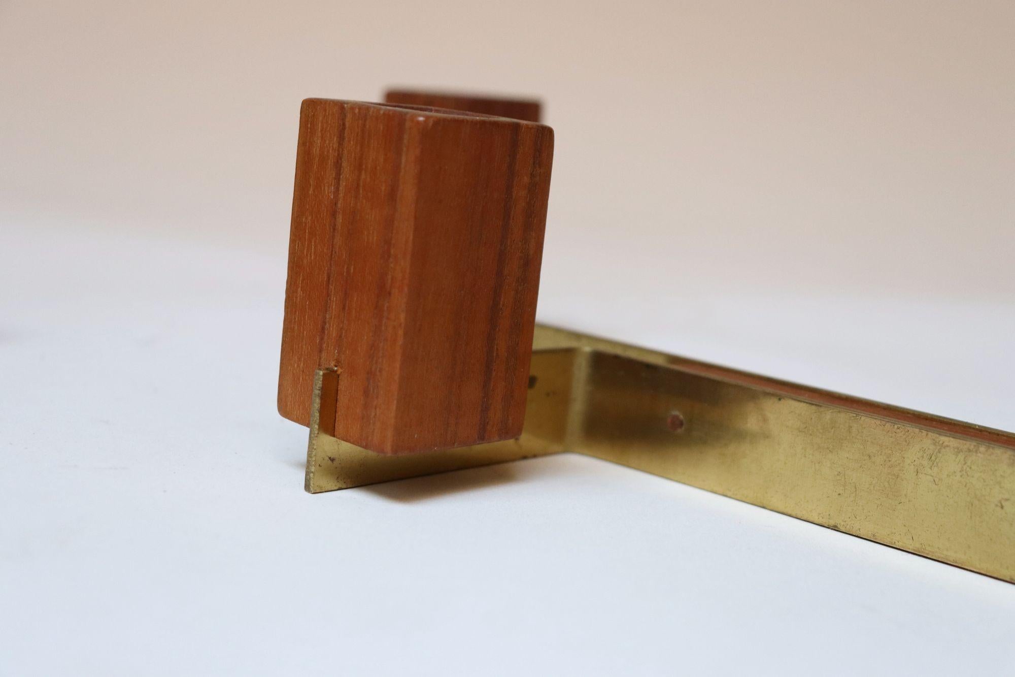 Coppia di portacandele in ottone e teak di Lindholm, Finlandia, della metà del secolo scorso in vendita 6