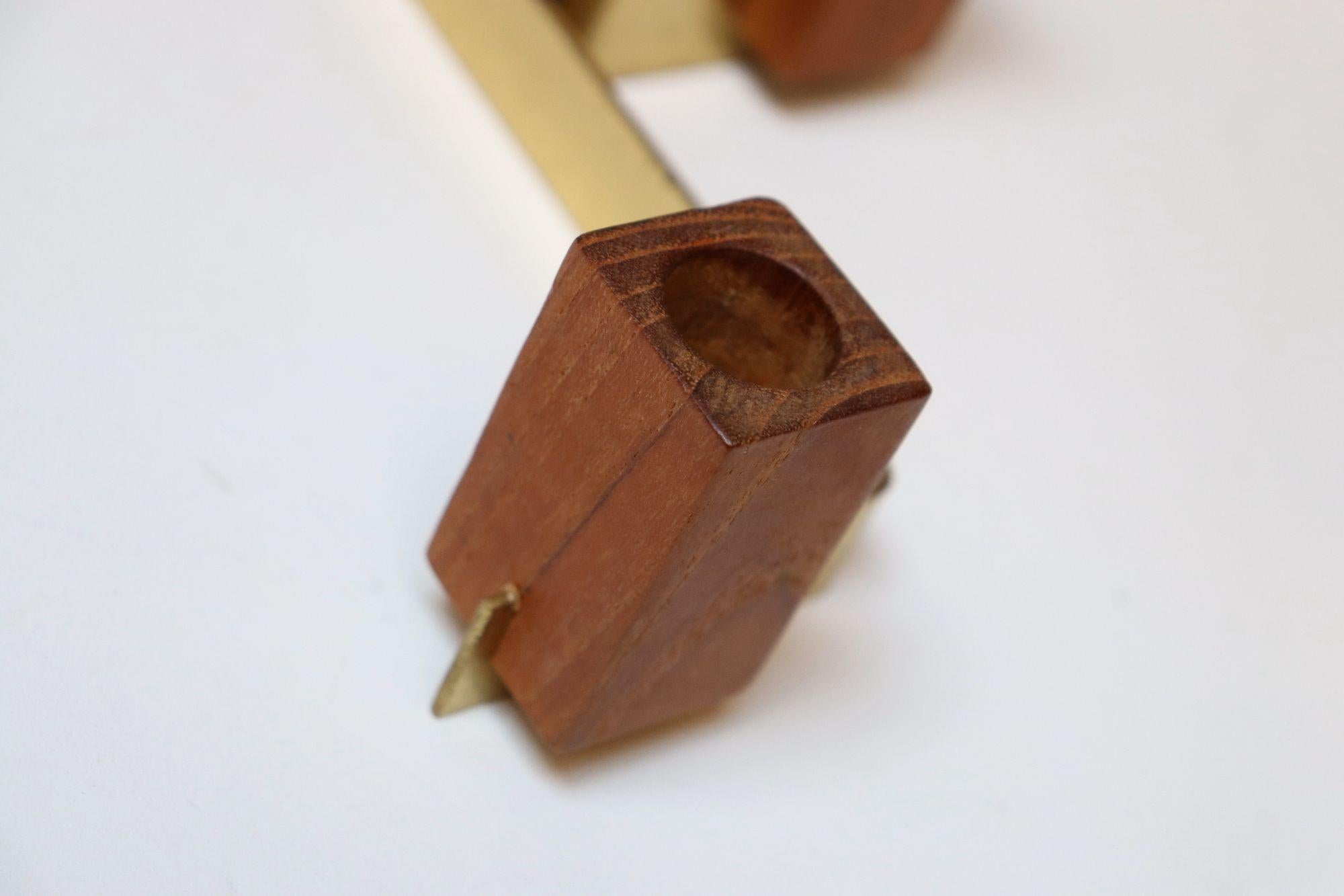 Coppia di portacandele in ottone e teak di Lindholm, Finlandia, della metà del secolo scorso in vendita 5
