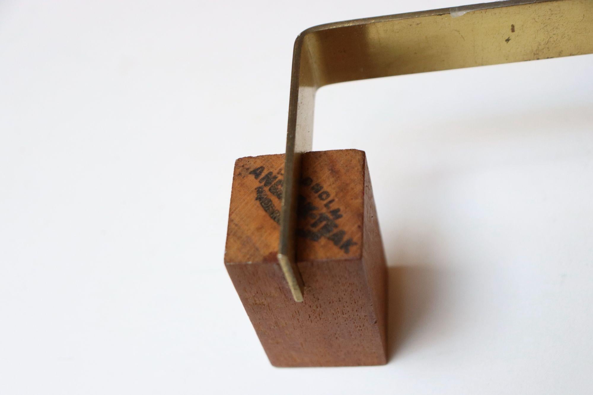 Coppia di portacandele in ottone e teak di Lindholm, Finlandia, della metà del secolo scorso in vendita 9