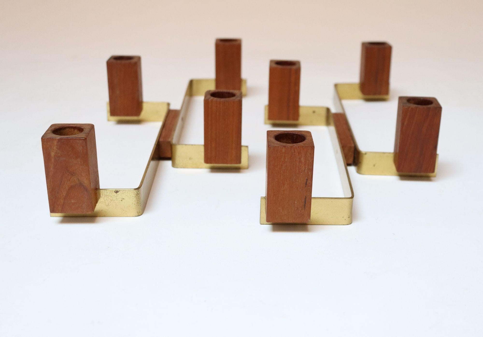 Mid-Century moderno Coppia di portacandele in ottone e teak di Lindholm, Finlandia, della metà del secolo scorso in vendita