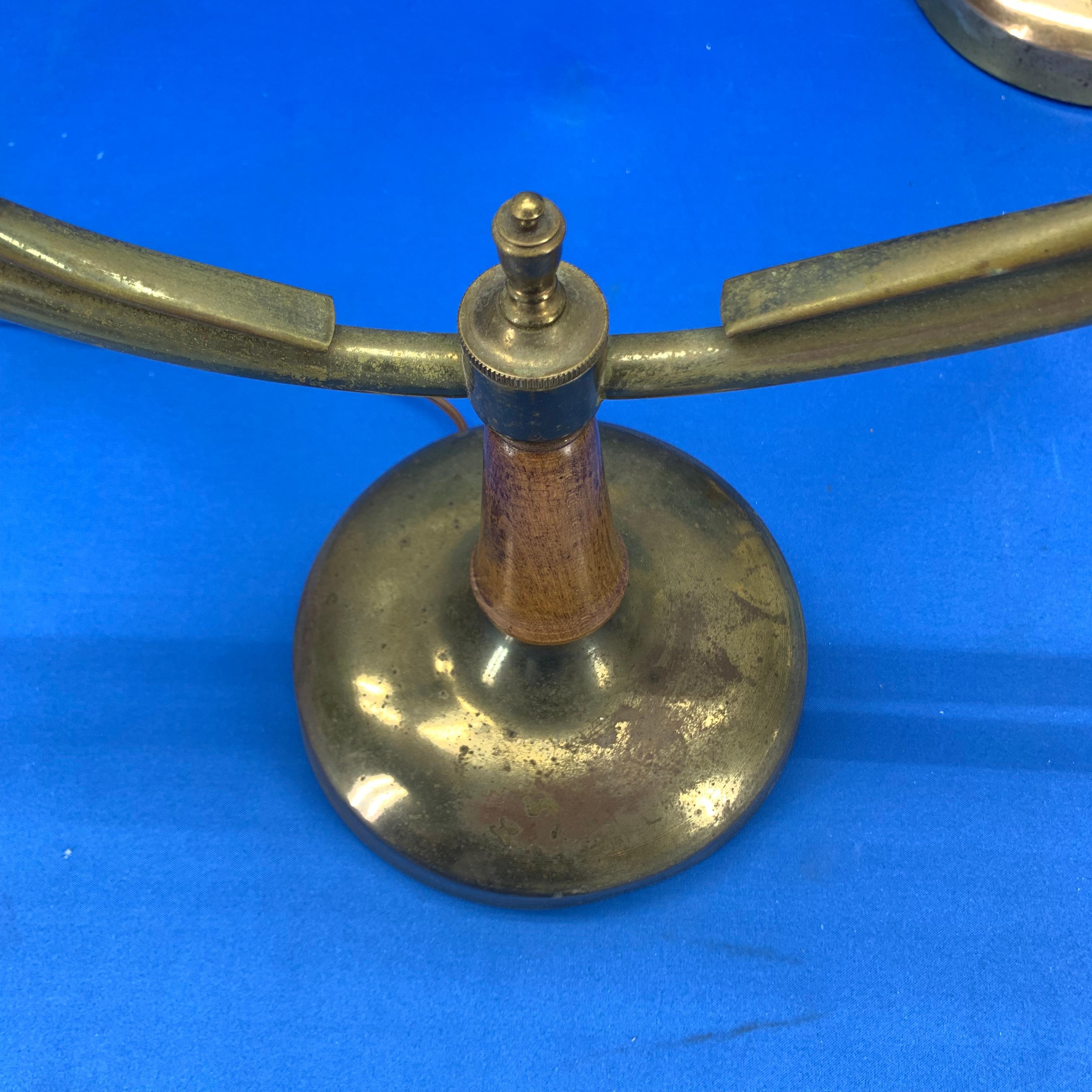 Coppia di lampade da tavolo in ottone e legno della modernità di metà secolo in vendita 7