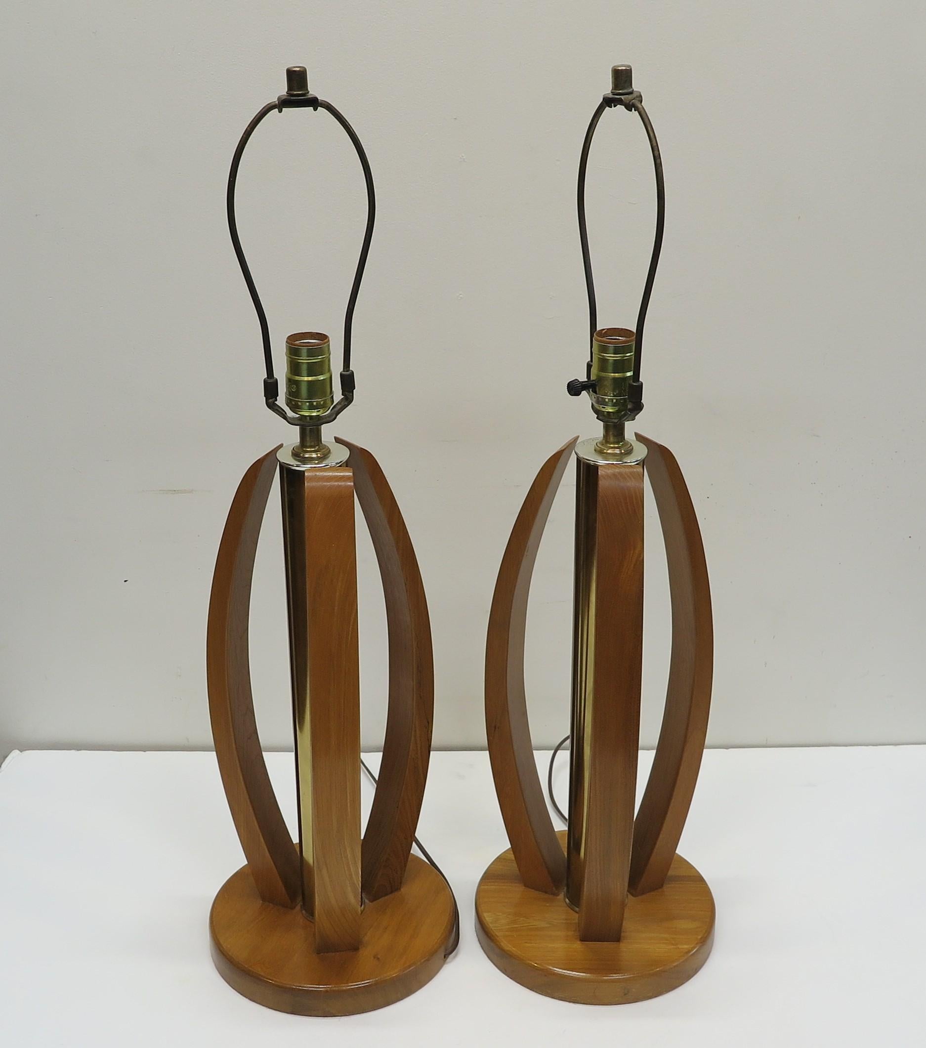 Pair of Mid-Century Modern Brass and Wood Table Lamps In Good Condition For Sale In New York, NY