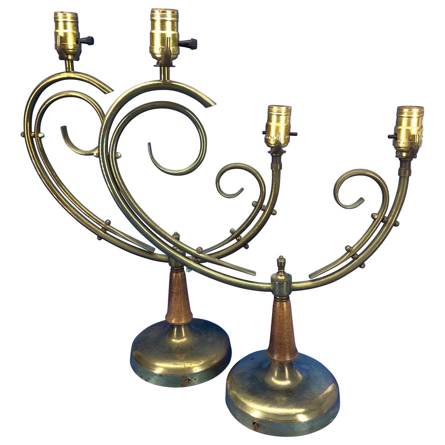 Ein Paar moderne Tischlampen aus Messing und Holz aus der Jahrhundertmitte.