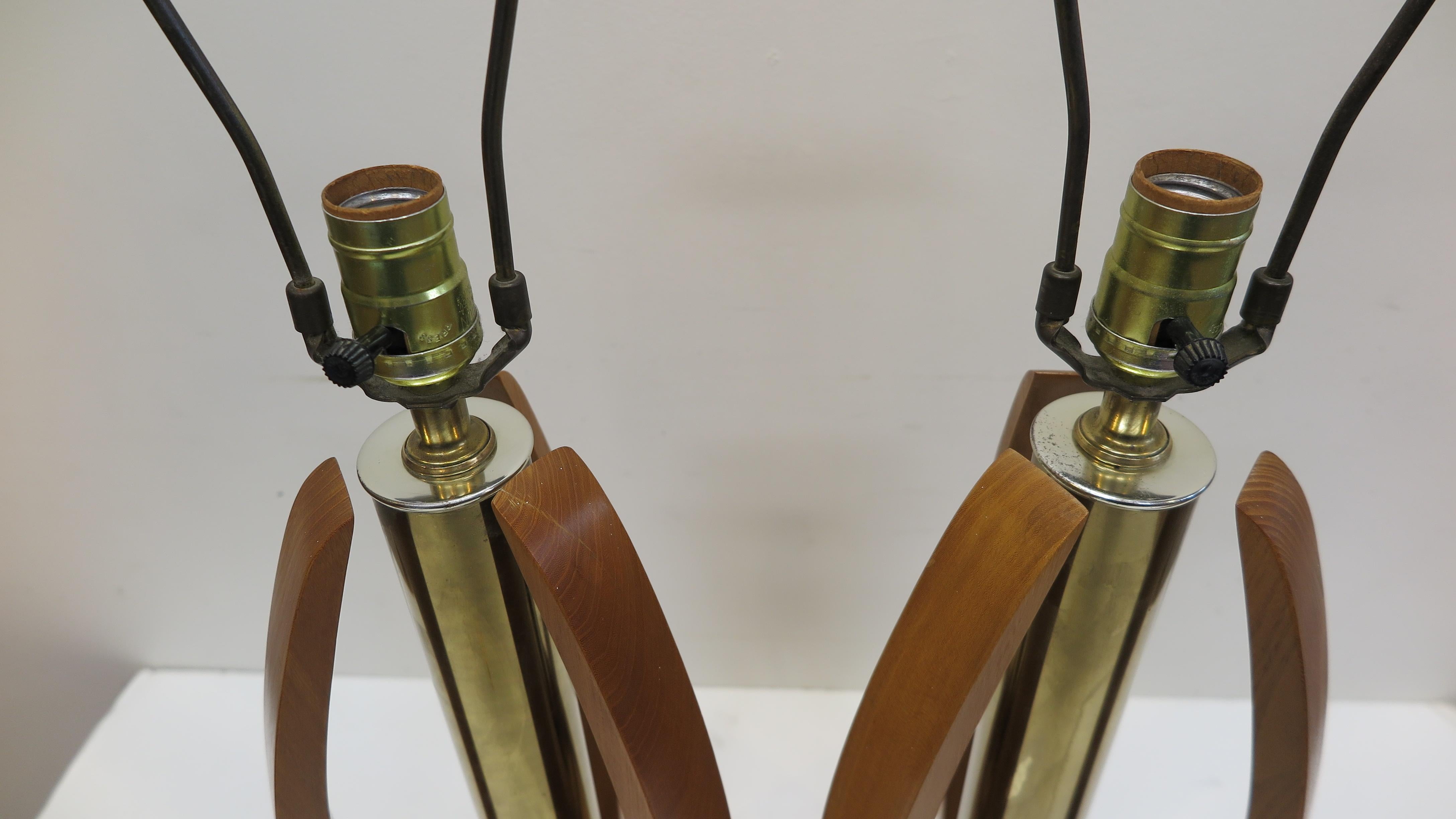 Laiton Paire de lampes de bureau en bois et laiton de style mi-siècle moderne en vente