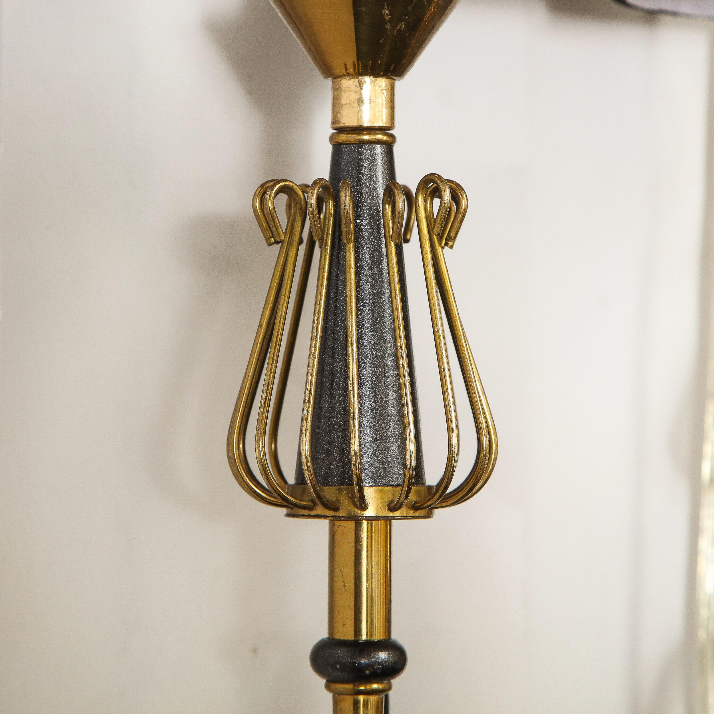 Coppia di lampade moderne di metà secolo in ottone e smalto nero con dettagli curvilinei in vendita 2