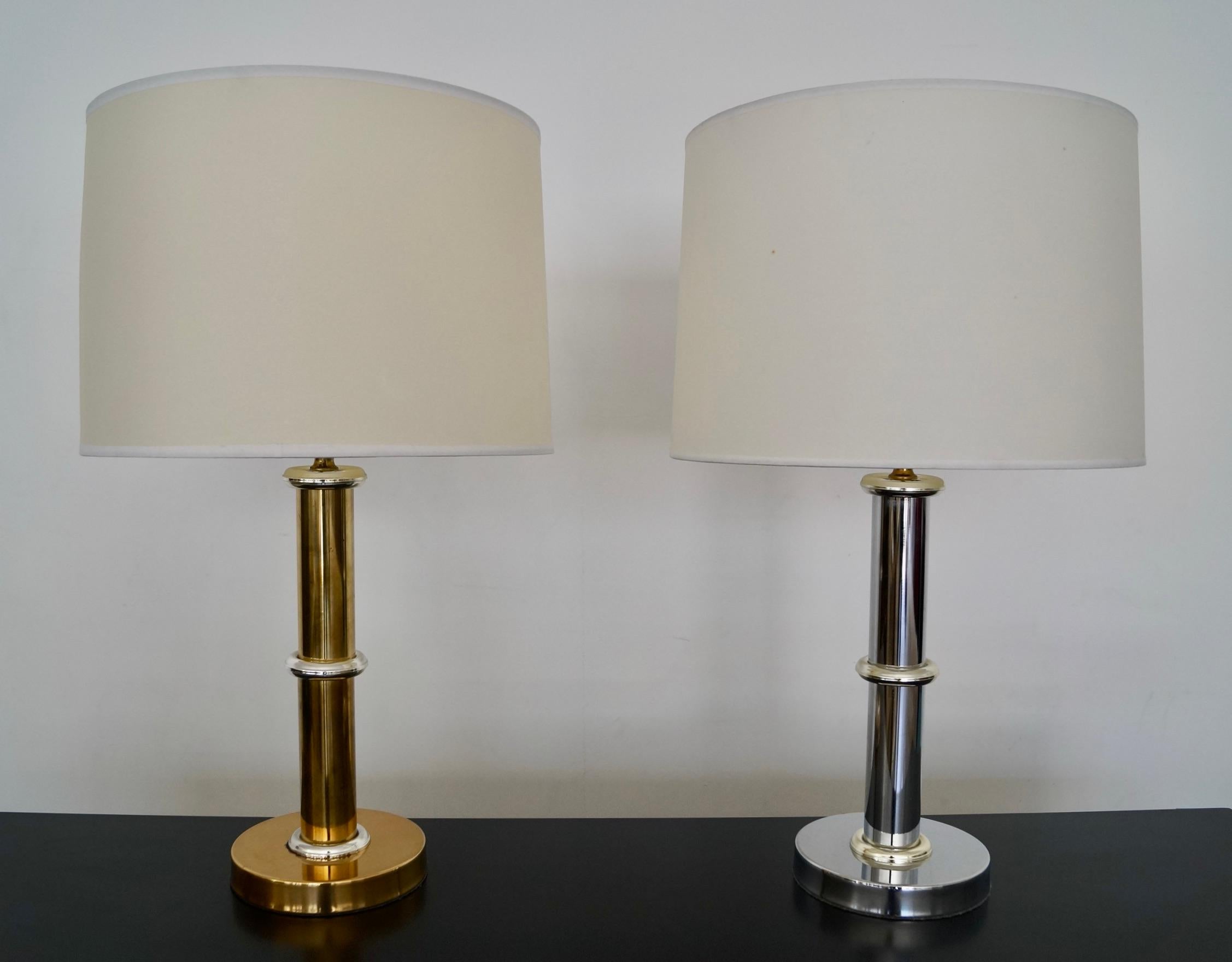Mid-Century Modern Paire de lampes de table en laiton et chrome de style mi-siècle moderne en vente