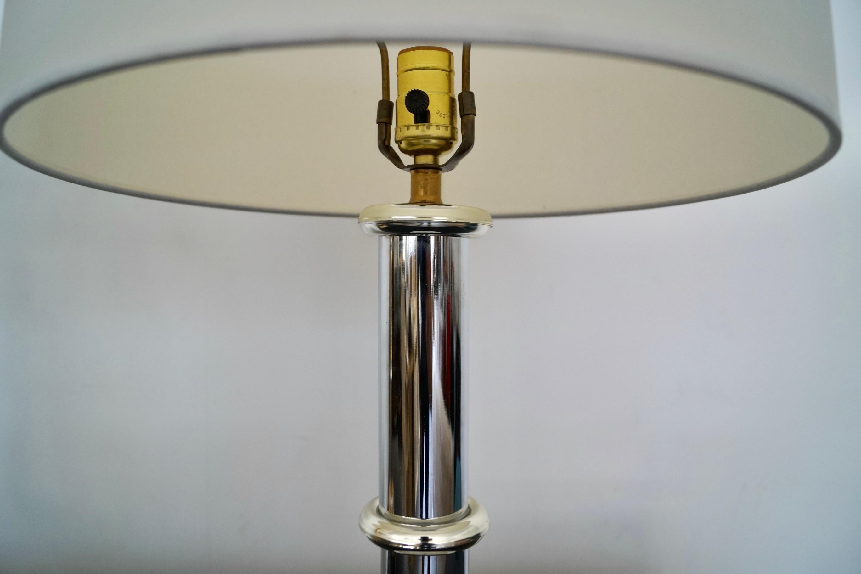 Milieu du XXe siècle Paire de lampes de table en laiton et chrome de style mi-siècle moderne en vente