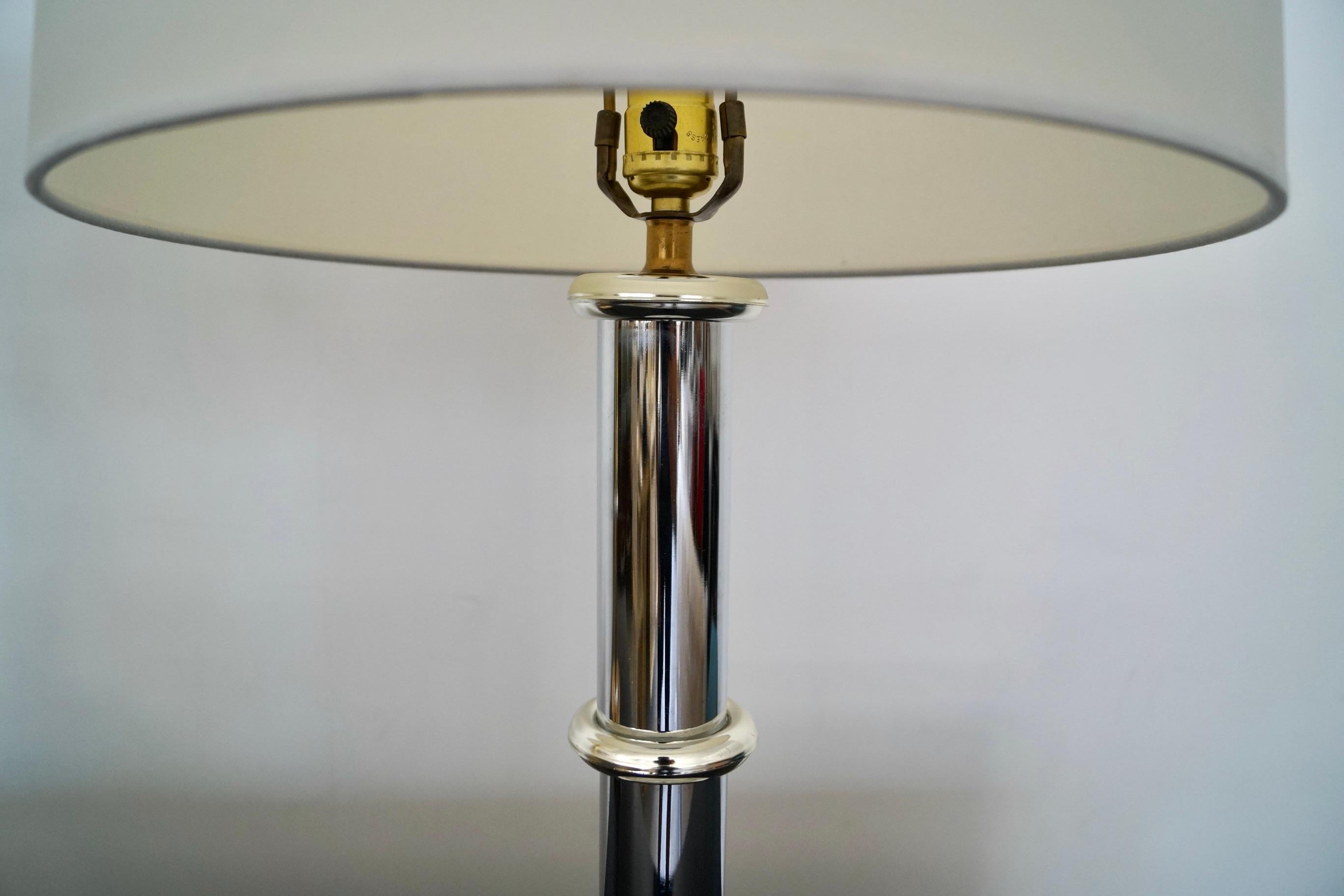 Laiton Paire de lampes de table en laiton et chrome de style mi-siècle moderne en vente