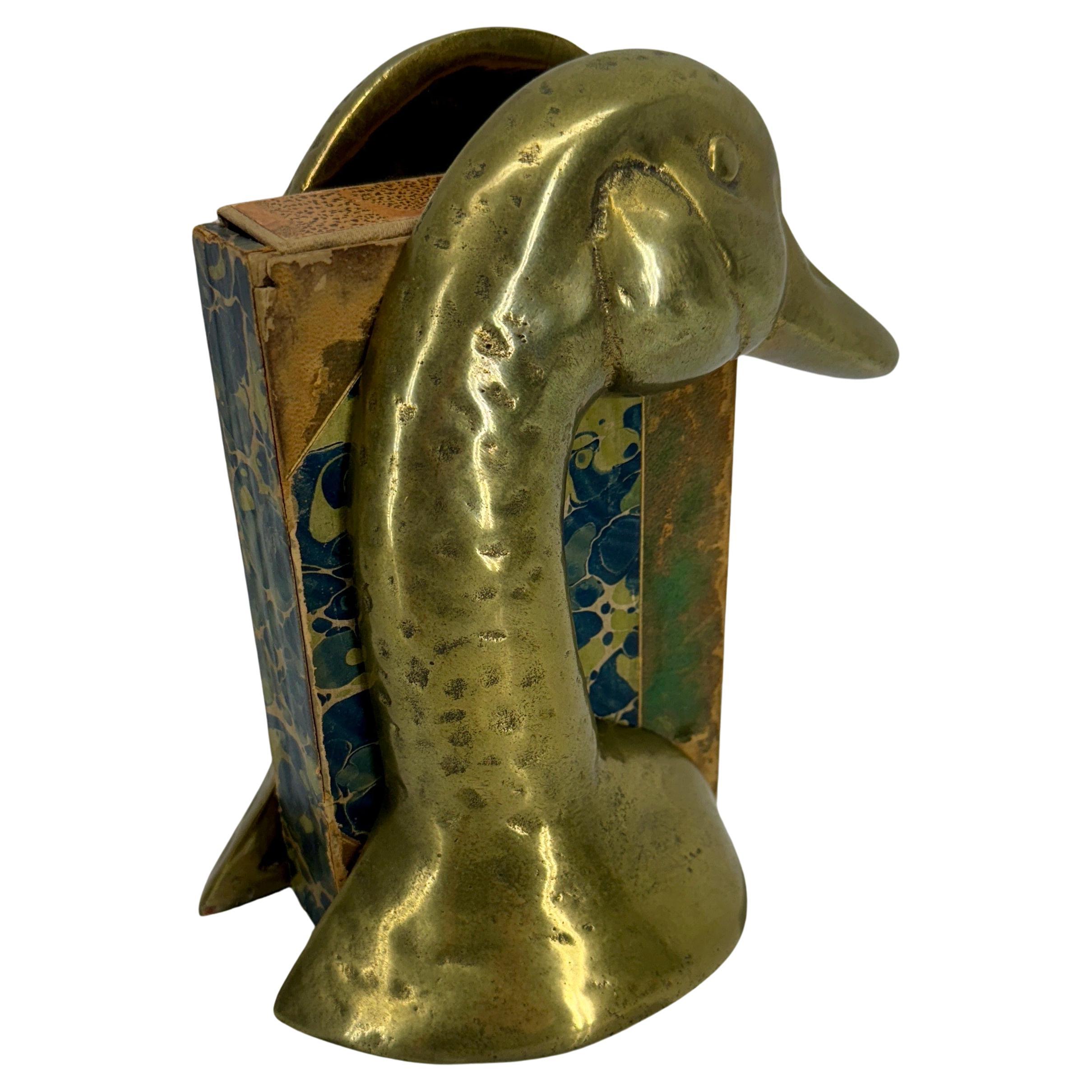 Coppia di reggilibri in ottone di anatra della metà del secolo scorso in vendita 7