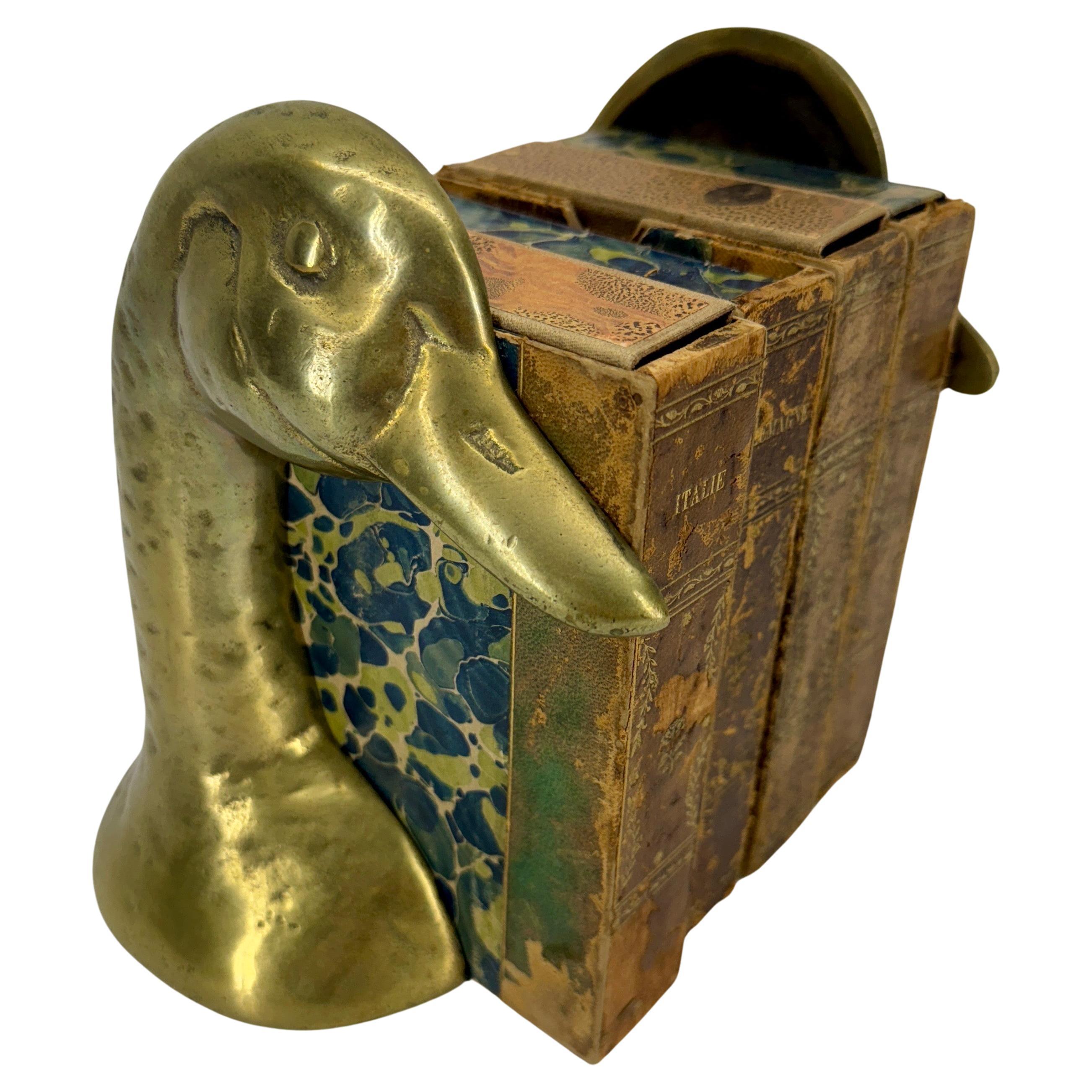 XX secolo Coppia di reggilibri in ottone di anatra della metà del secolo scorso in vendita