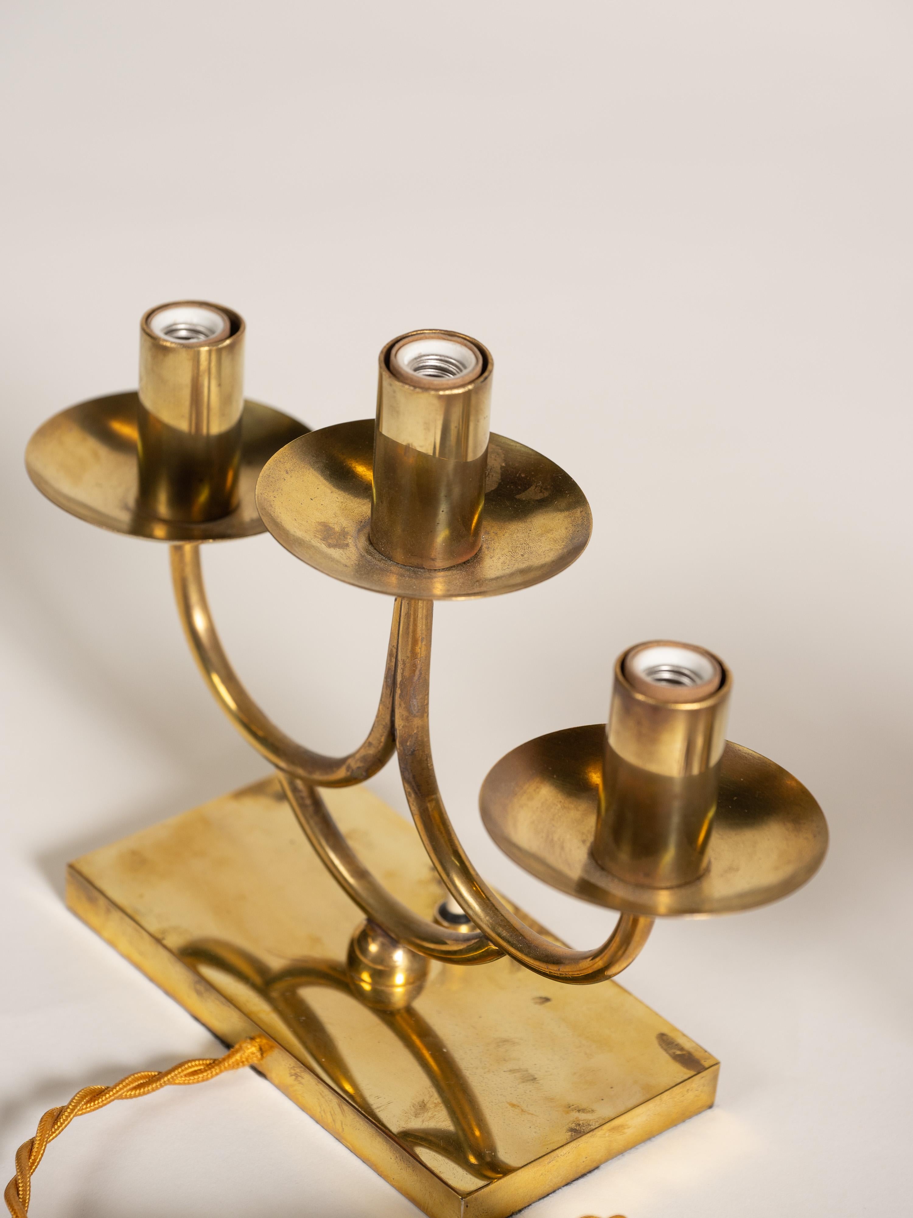 Pareja de lámparas candelabro eléctricas de latón modernas de mediados de siglo, Italia, 1940-1949 Moderno de mediados de siglo en venta