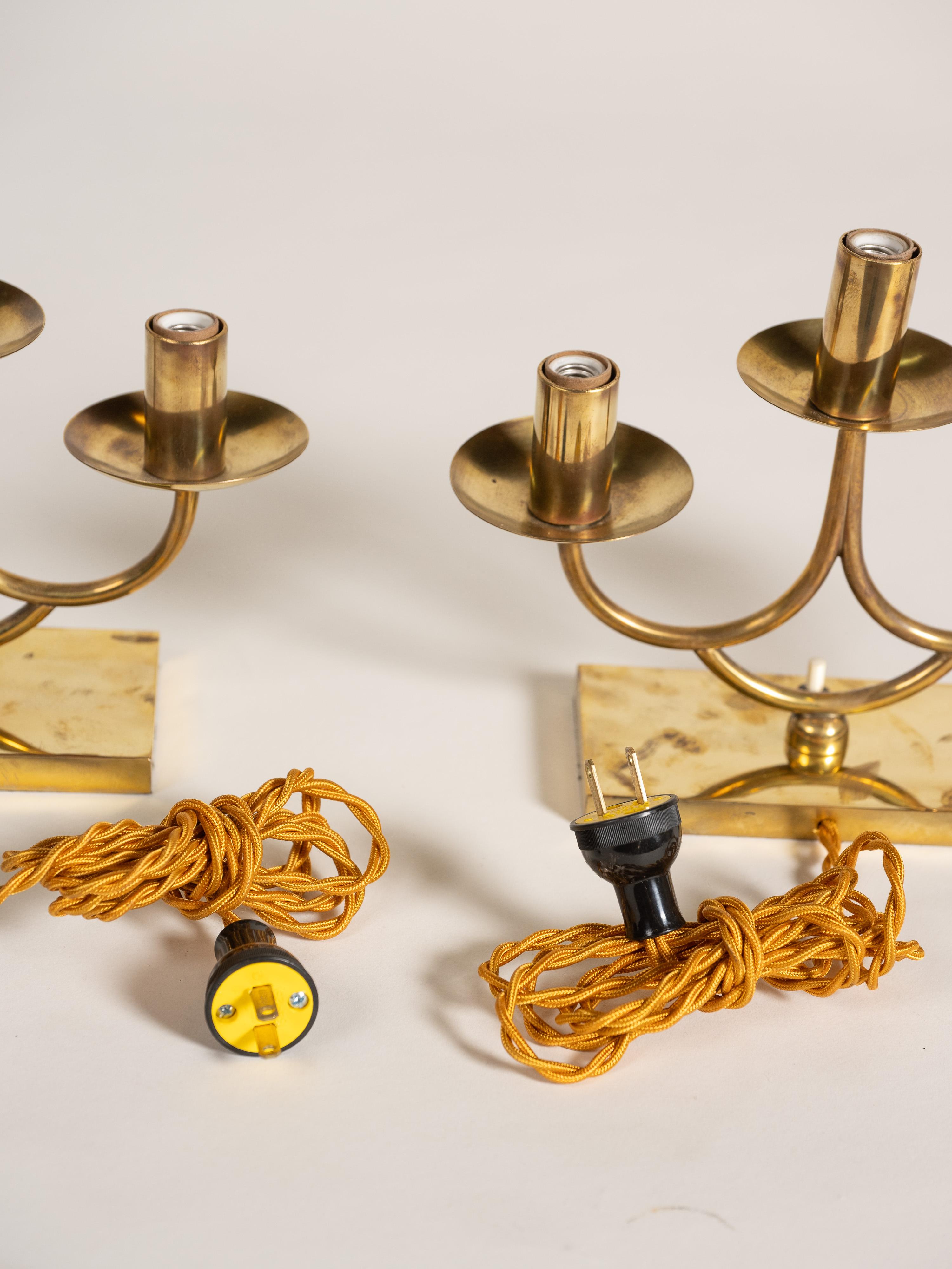 Pareja de lámparas candelabro eléctricas de latón modernas de mediados de siglo, Italia, 1940-1949 Italiano en venta