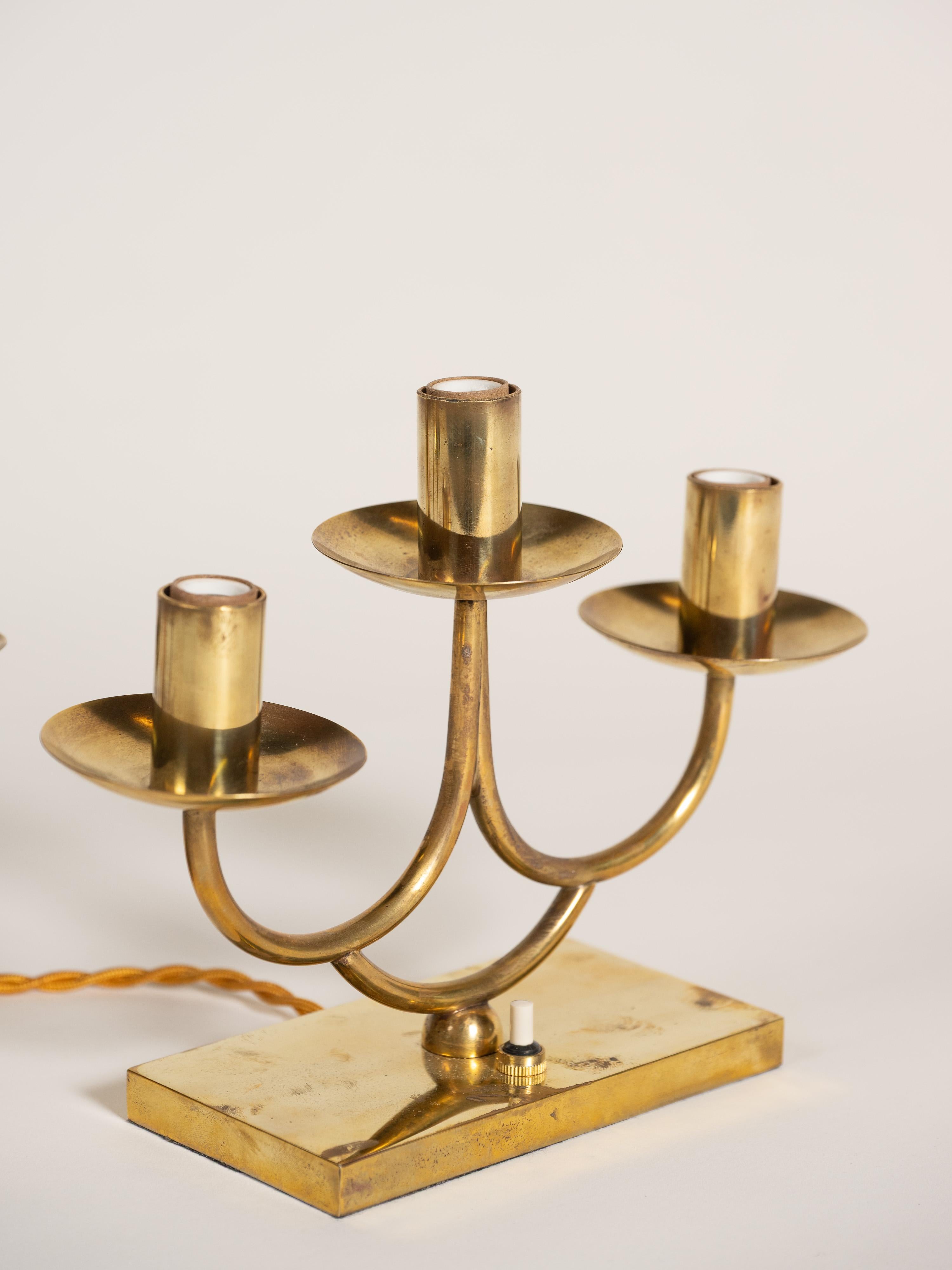 Pareja de lámparas candelabro eléctricas de latón modernas de mediados de siglo, Italia, 1940-1949 en Bueno estado para la venta en San Francisco, CA