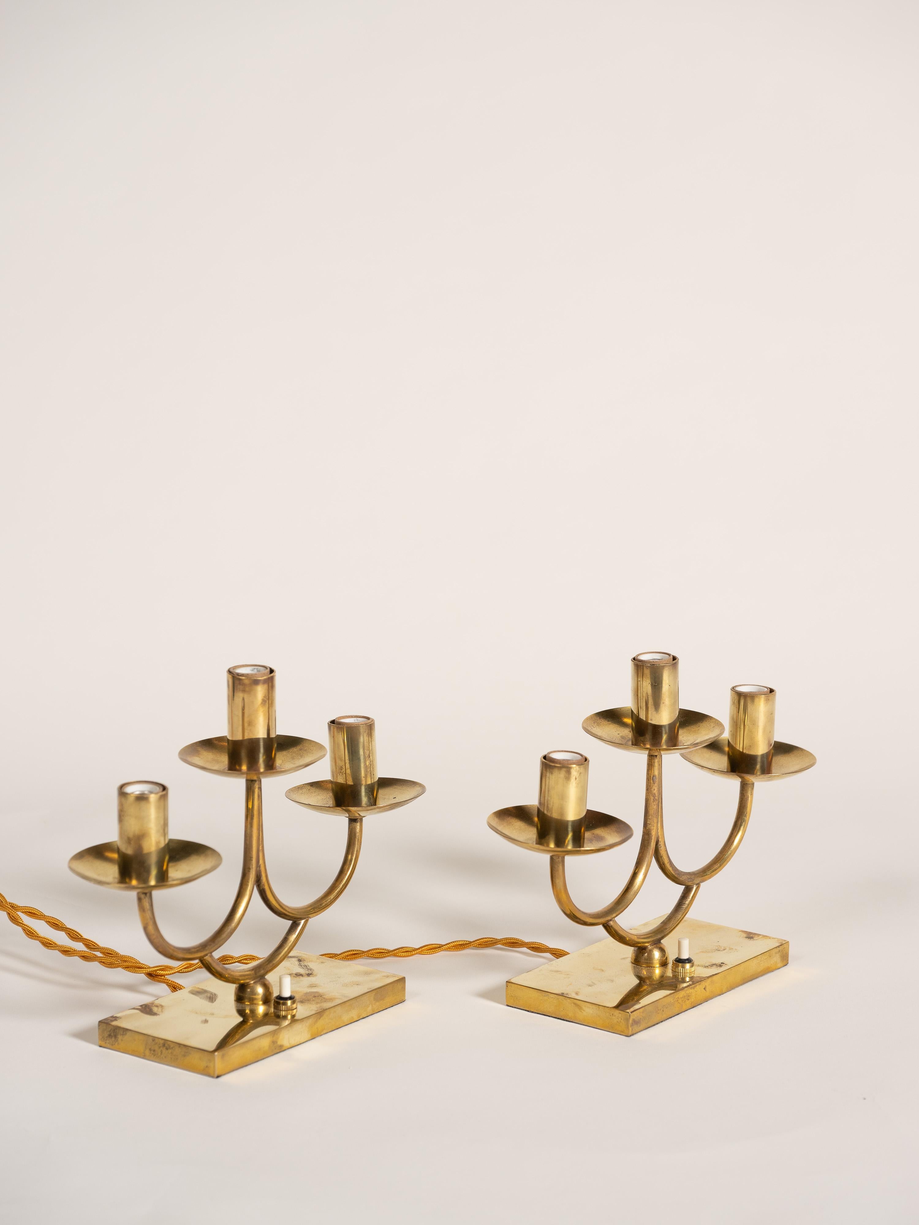 Pareja de lámparas candelabro eléctricas de latón modernas de mediados de siglo, Italia, 1940-1949 mediados del siglo XX en venta