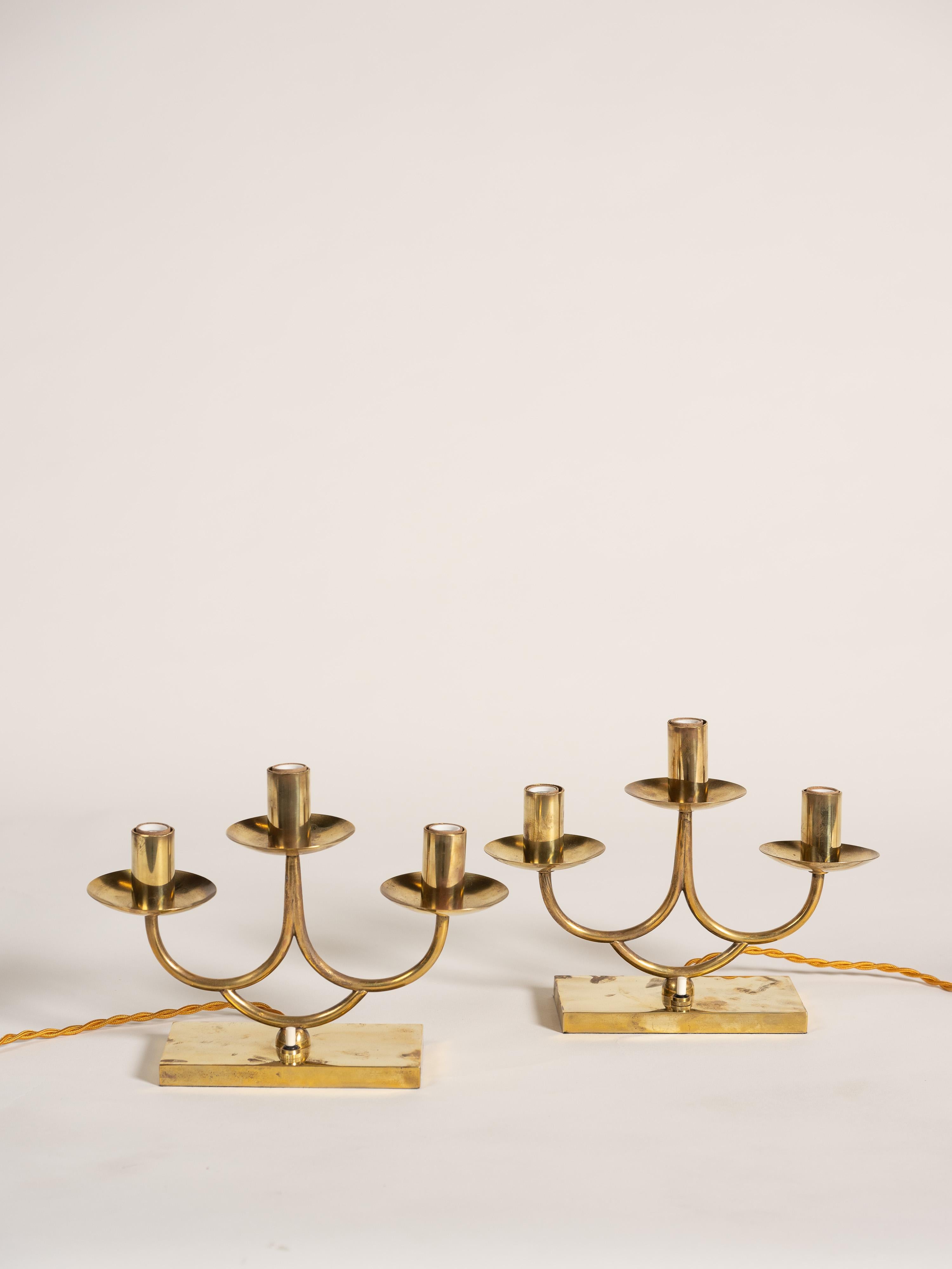 Pareja de lámparas candelabro eléctricas de latón modernas de mediados de siglo, Italia, 1940-1949 Latón en venta
