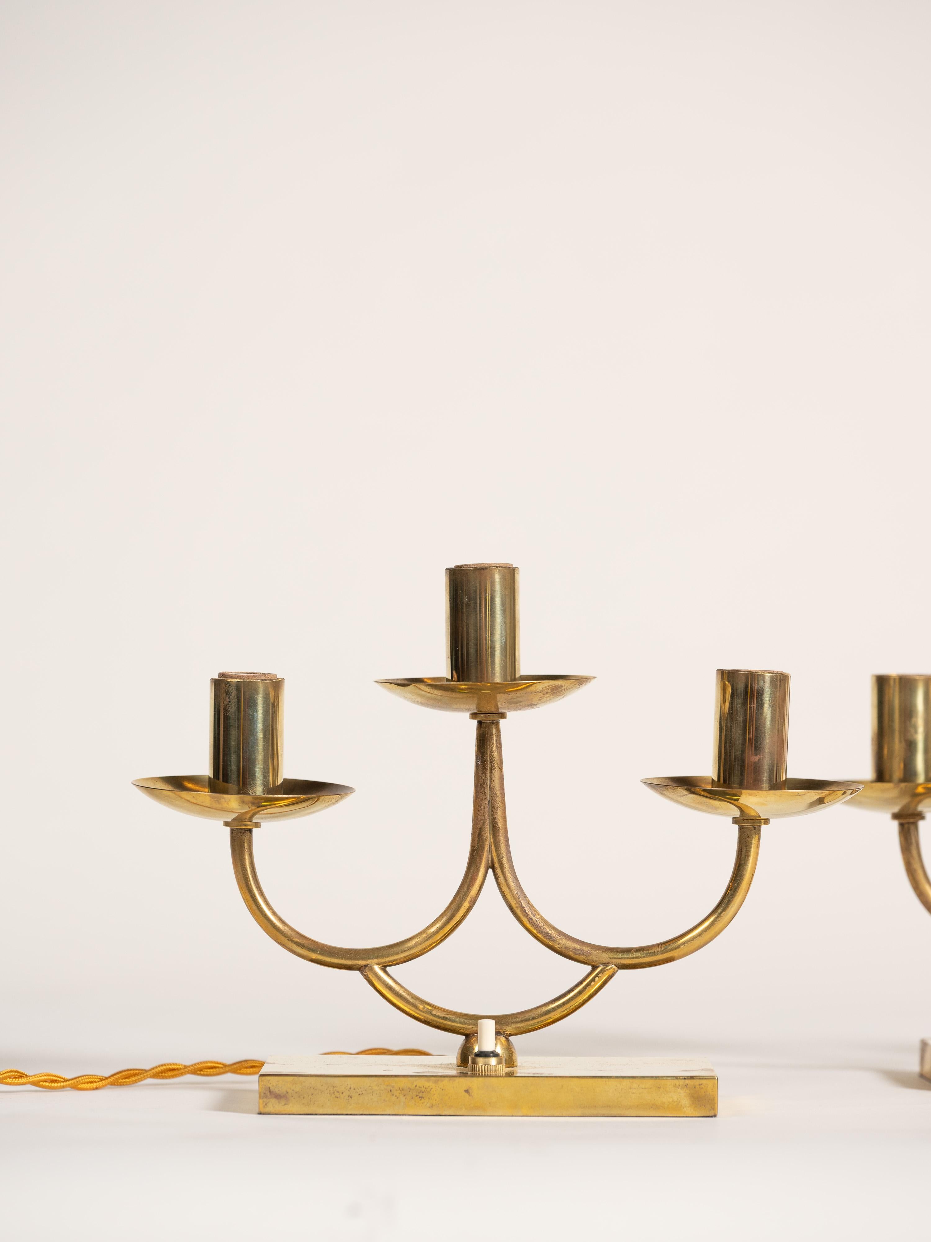 Pareja de lámparas candelabro eléctricas de latón modernas de mediados de siglo, Italia, 1940-1949 en venta 1