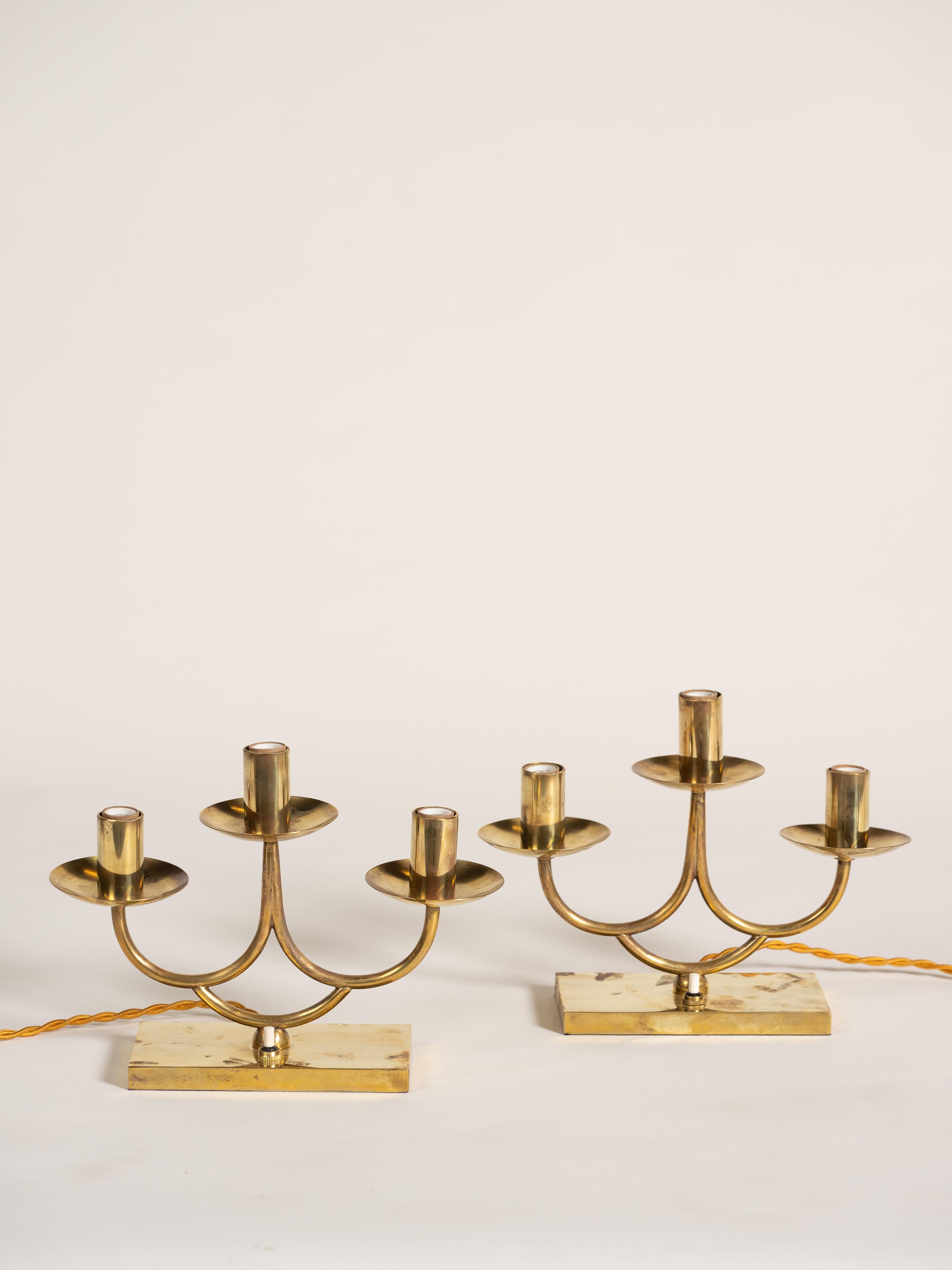 Pareja de lámparas candelabro eléctricas de latón modernas de mediados de siglo, Italia, 1940-1949 en venta 2